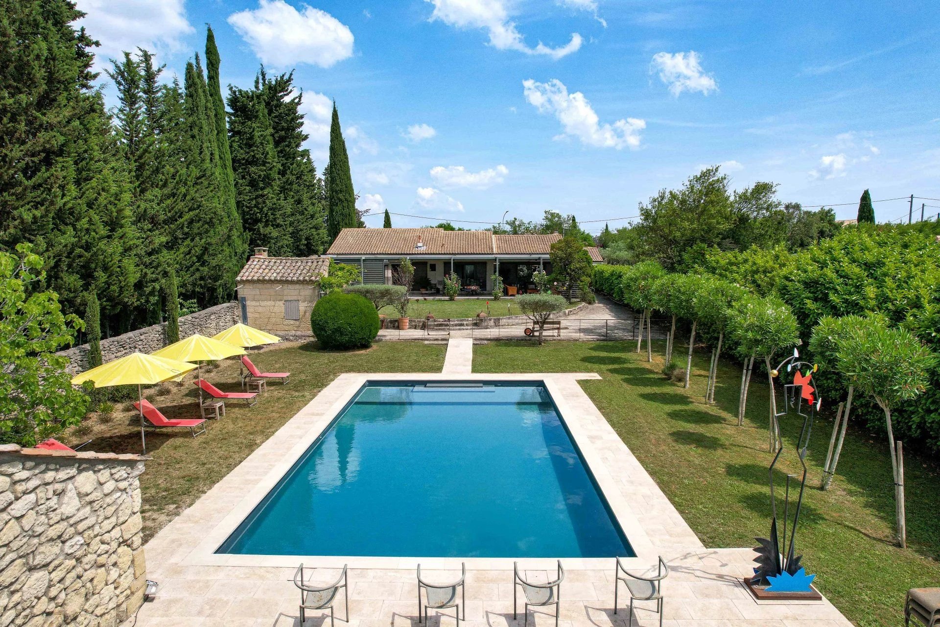 Uzes: propriété avec piscine, jardin et profondes vues jusqu’aux Cévennes
