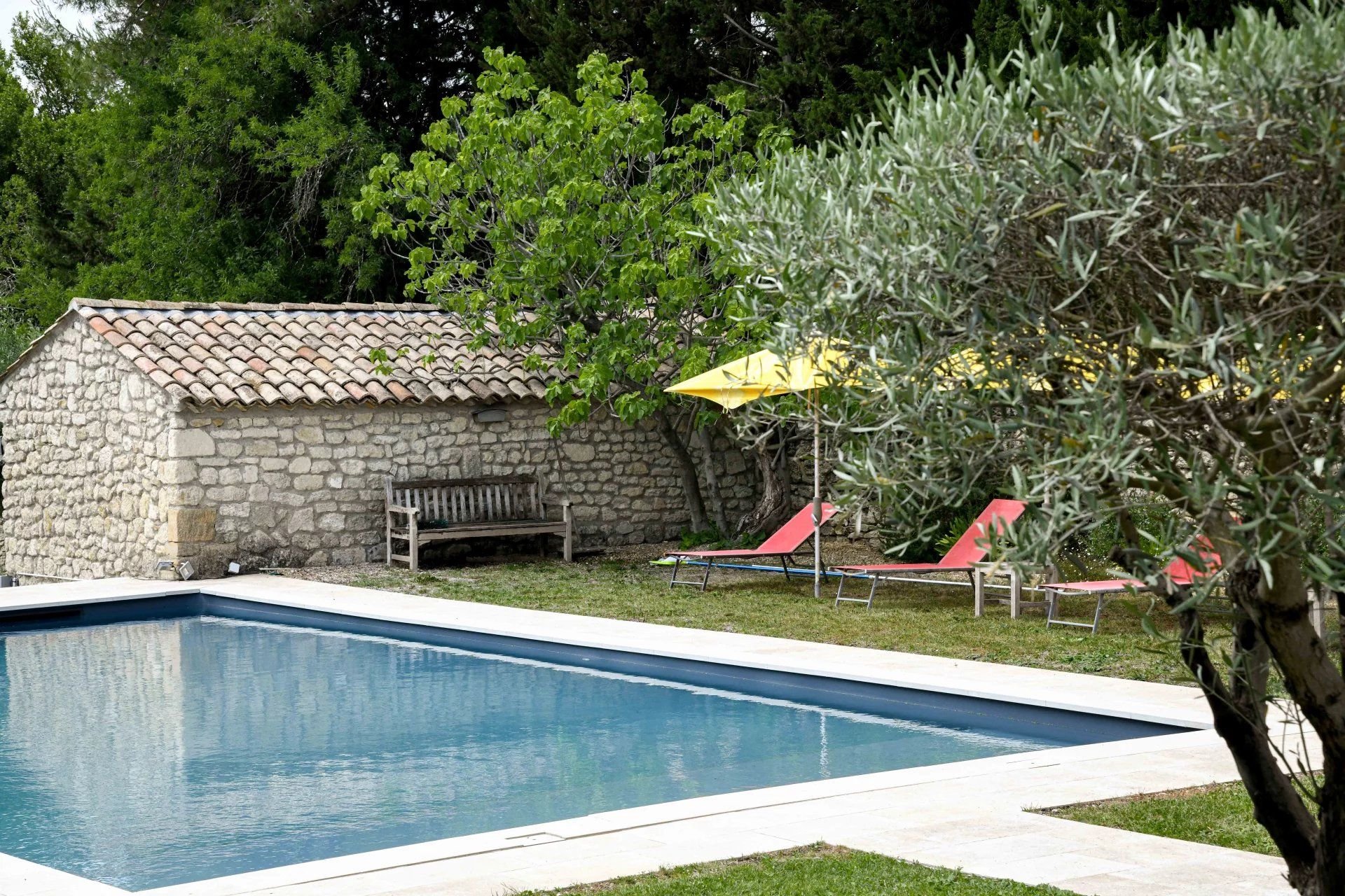 Uzes: propriété avec piscine, jardin et profondes vues jusqu’aux Cévennes