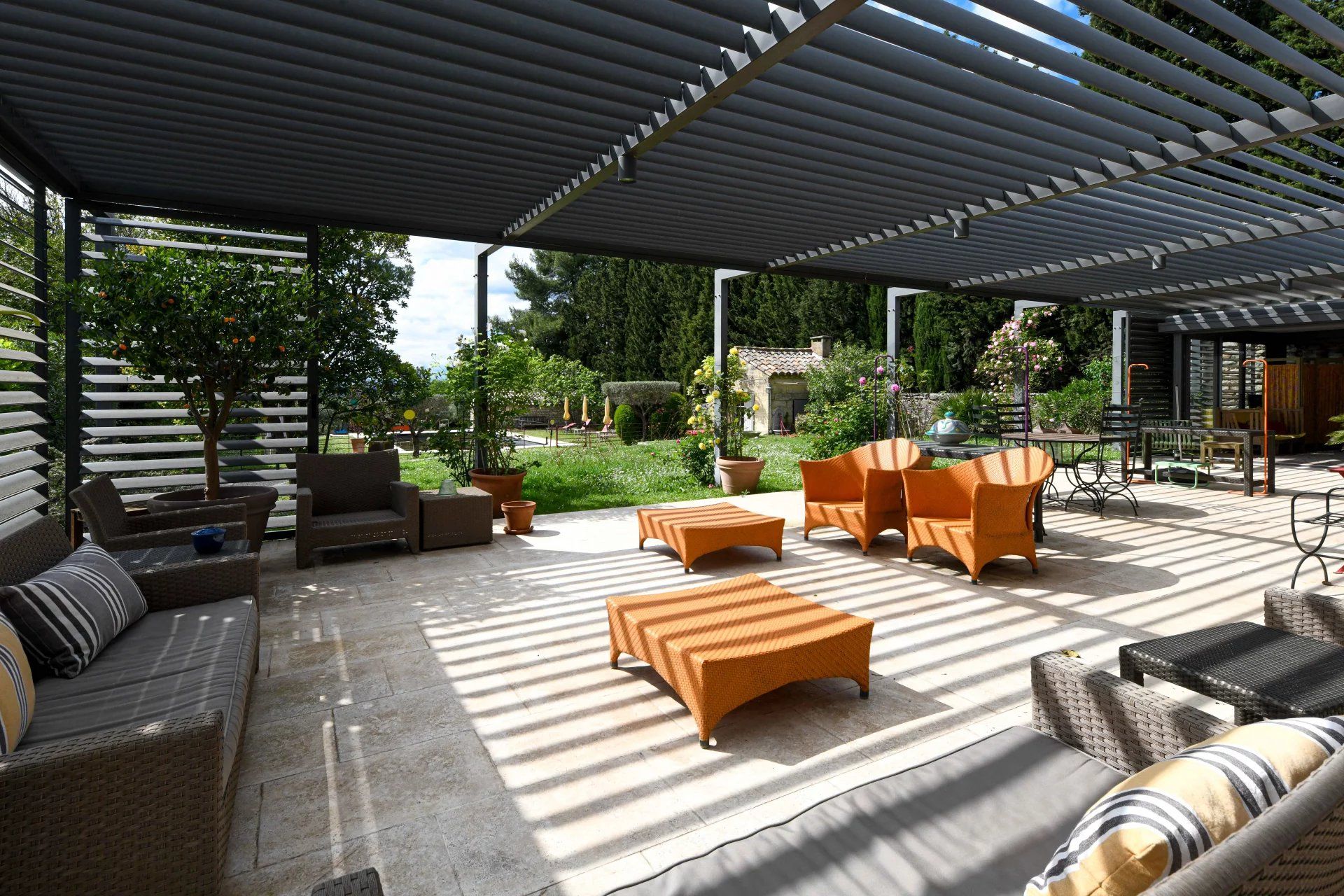Uzes: propriété avec piscine, jardin et profondes vues jusqu’aux Cévennes