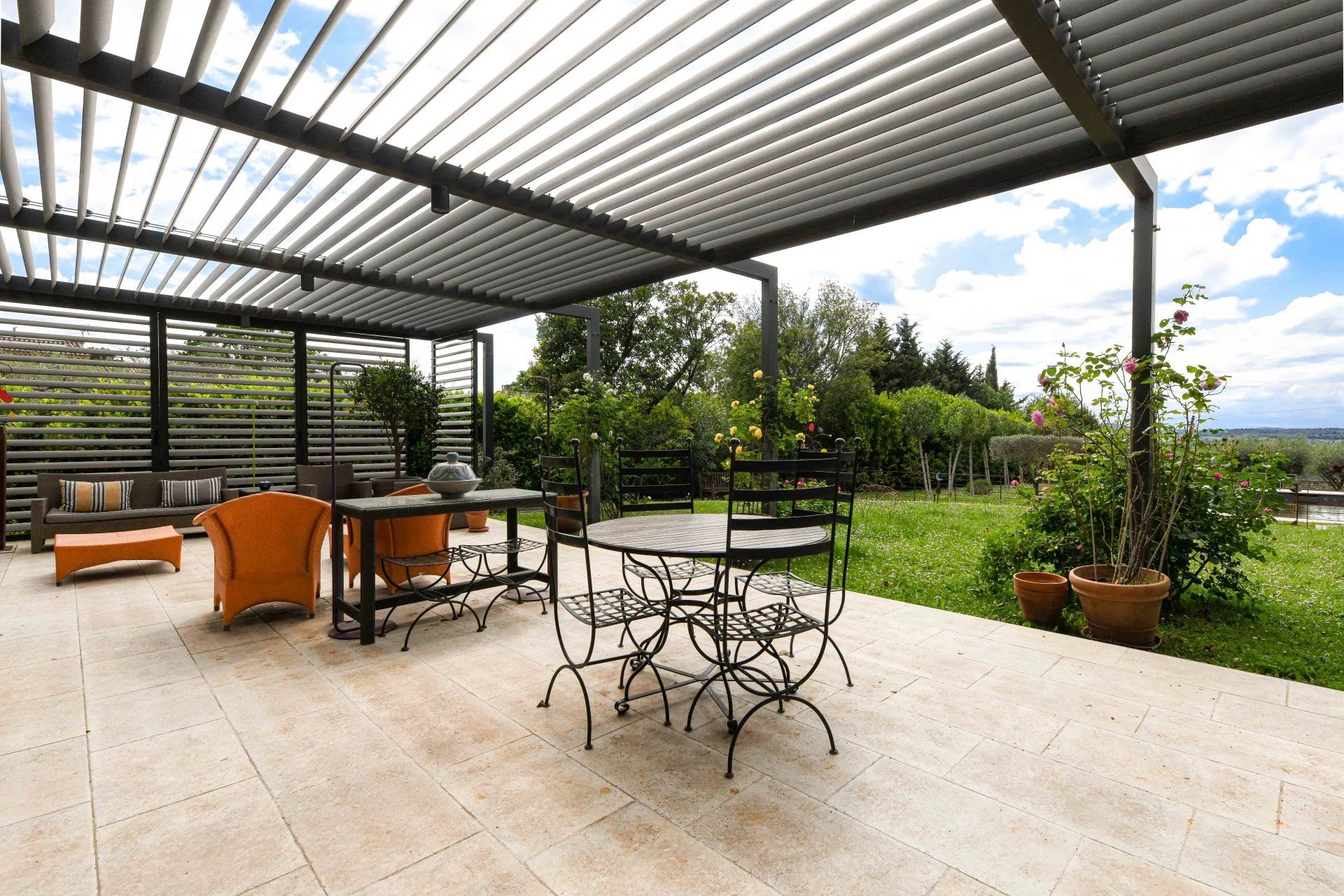 Uzes: propriété avec piscine, jardin et profondes vues jusqu’aux Cévennes