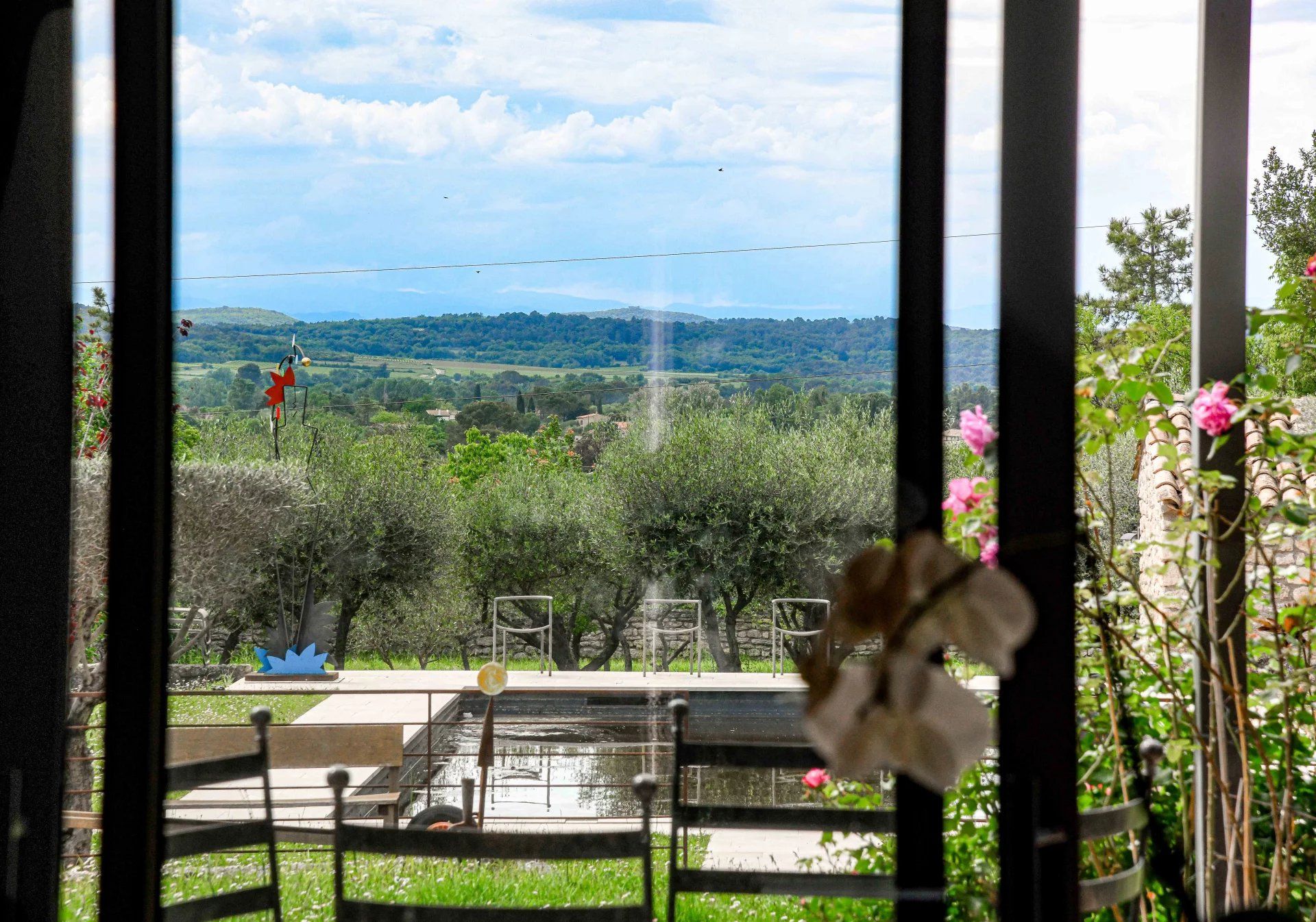 Uzes: propriété avec piscine, jardin et profondes vues jusqu’aux Cévennes