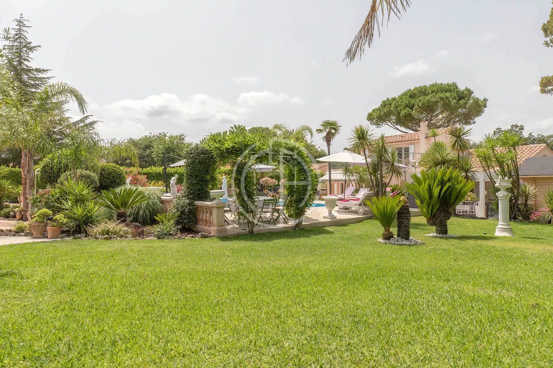 VILLA FAMILIALE - DEPENDANCES - SAUNA SALLE DE SPORT