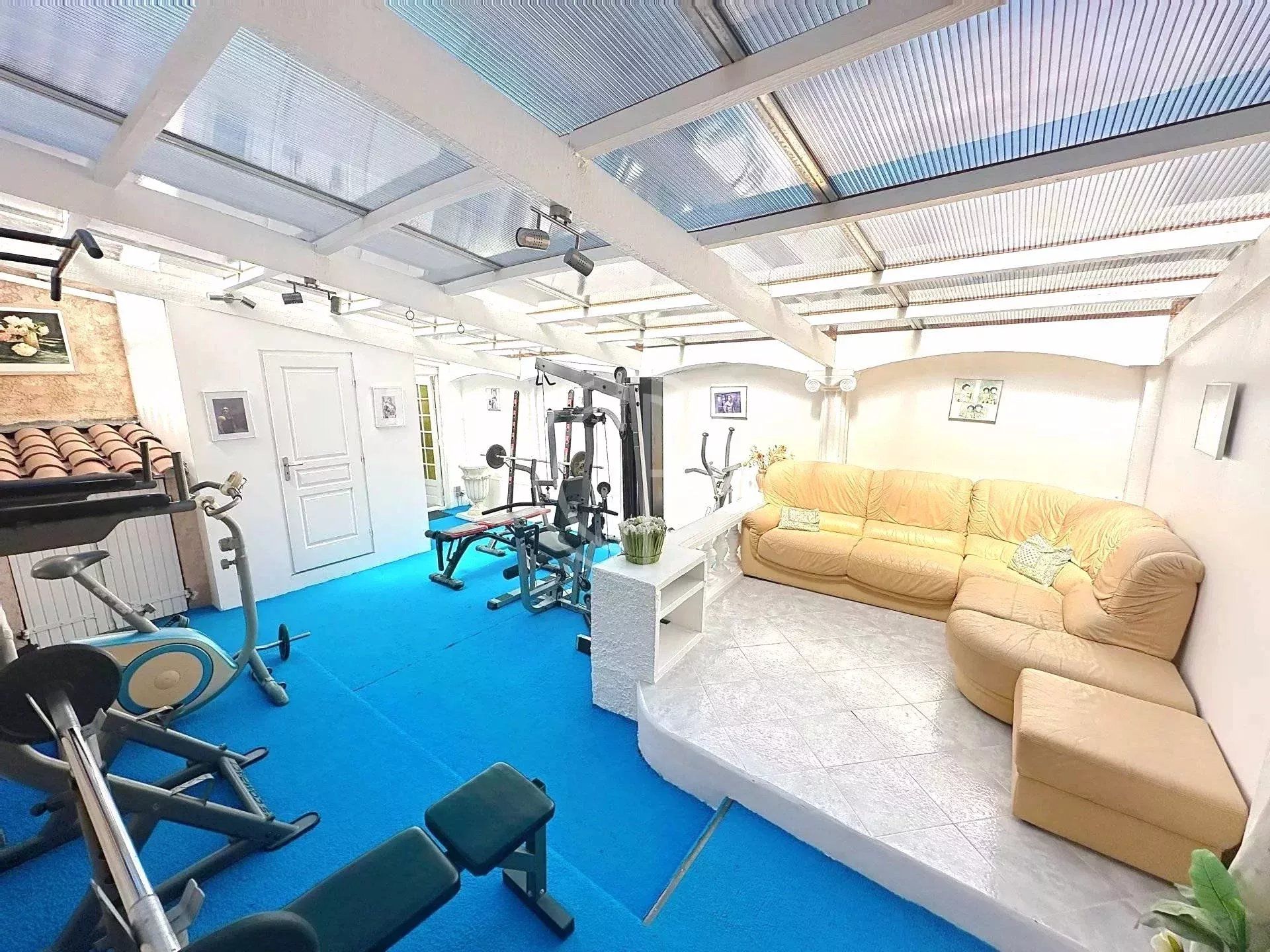 VILLA FAMILIALE - DEPENDANCES - SAUNA SALLE DE SPORT