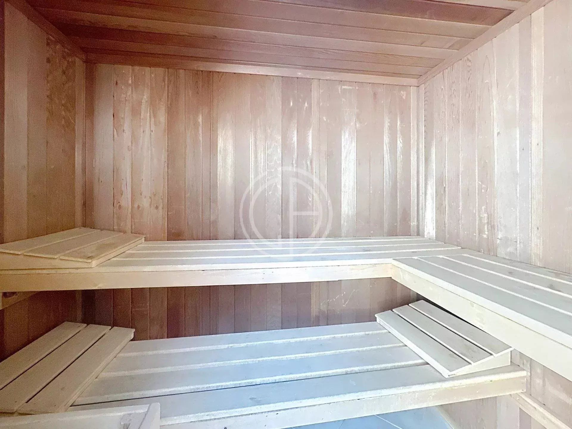 VILLA FAMILIALE - DEPENDANCES - SAUNA SALLE DE SPORT