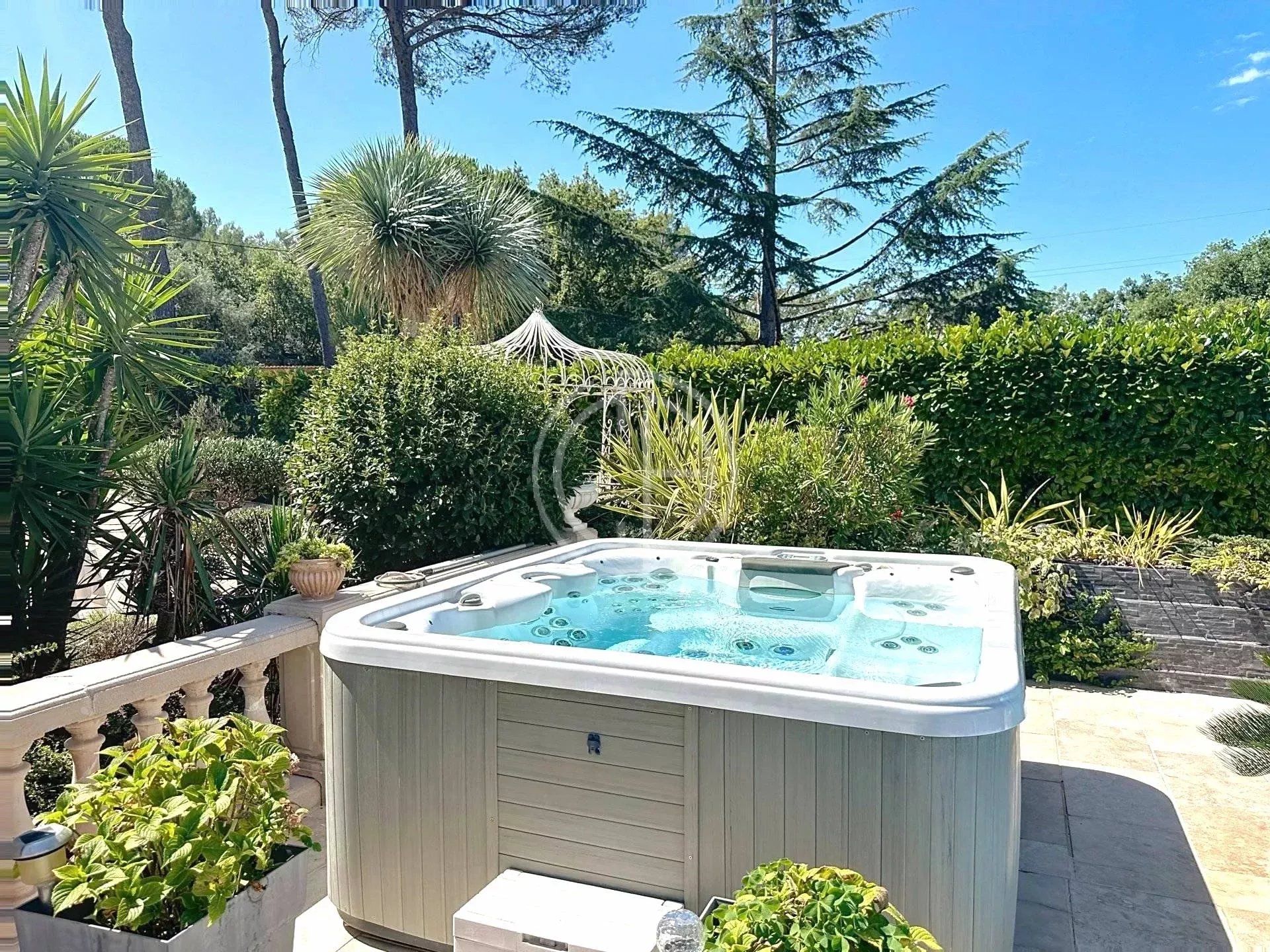 VILLA FAMILIALE - DEPENDANCES - SAUNA SALLE DE SPORT