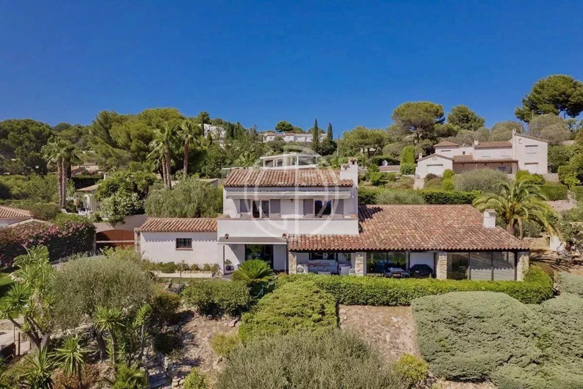 MOUGINS - BELLE VILLA - VUE MER