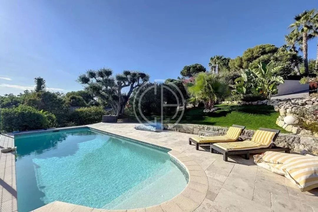 MOUGINS - BELLE VILLA - VUE MER