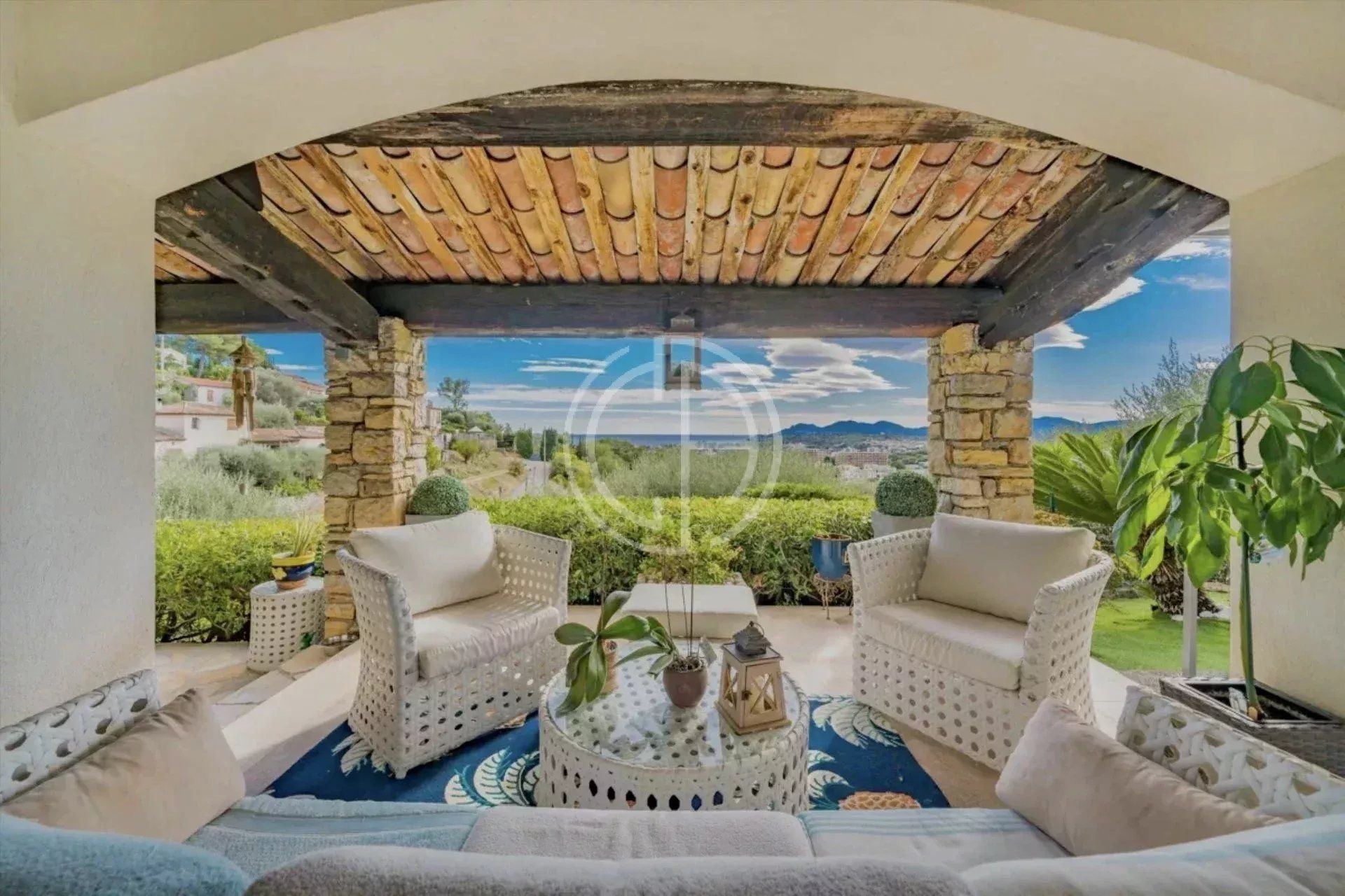 MOUGINS - BELLE VILLA - VUE MER