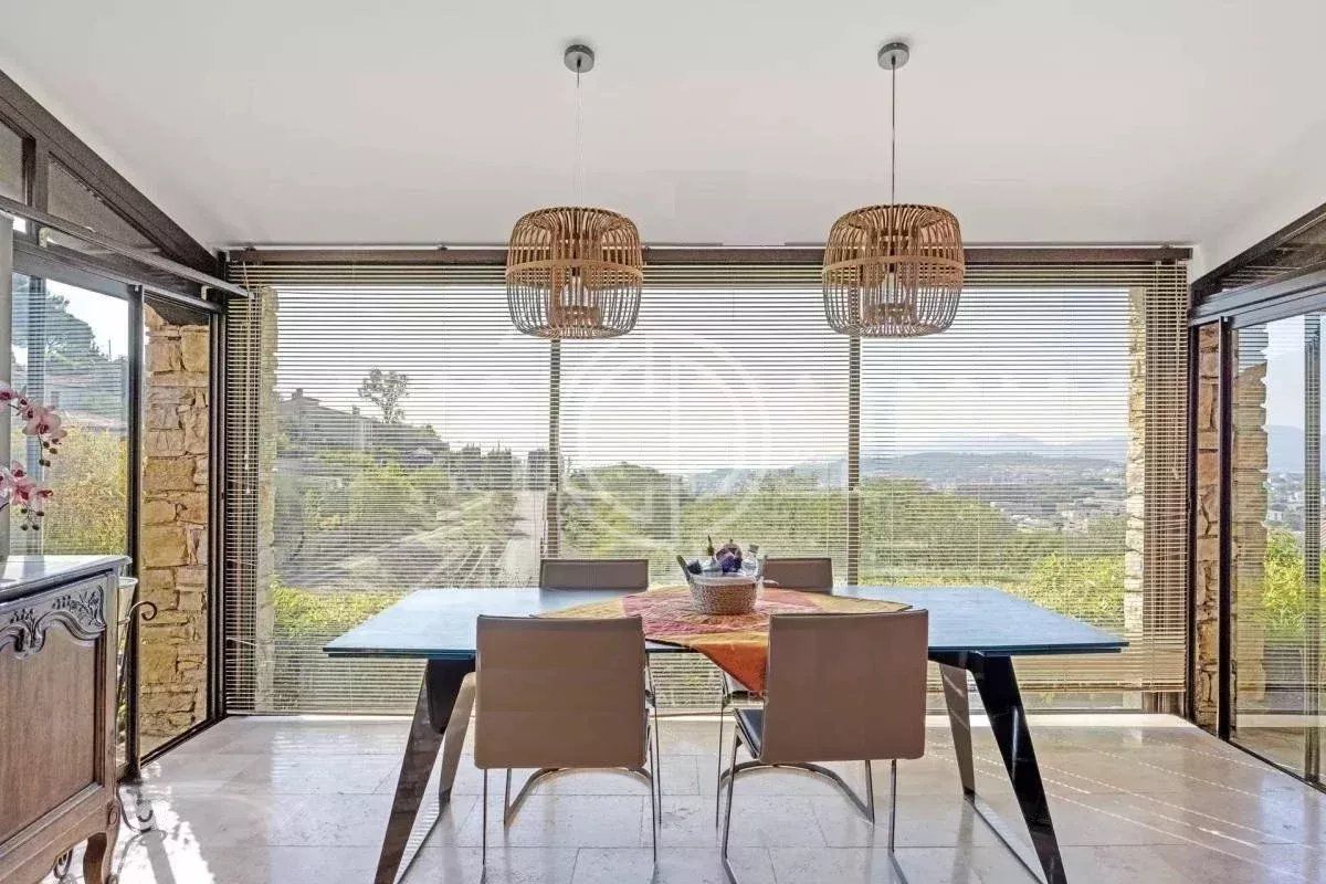 MOUGINS - BELLE VILLA - VUE MER