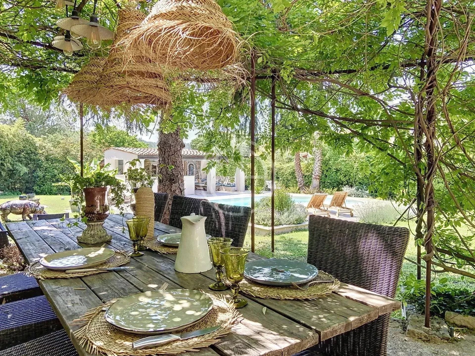 SUPERBE VILLA DE CHARME - AU CALME ABSOLU