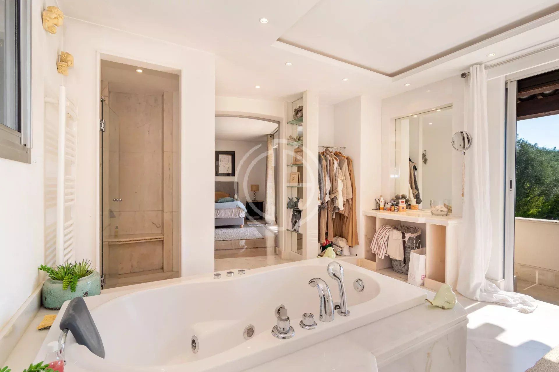 SUPERBE VILLA DE CHARME - AU CALME ABSOLU