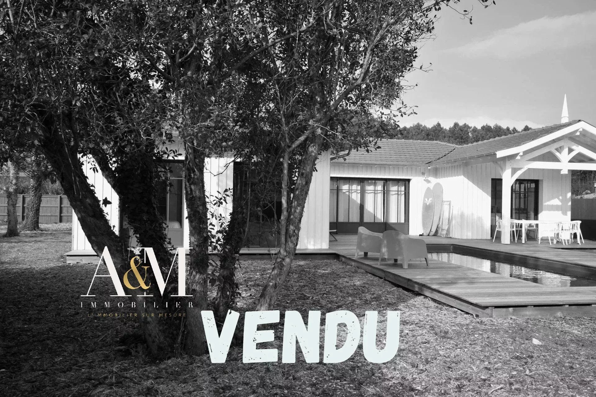 Maison en Bois d’Exception – 120 m² – Piscine & Jardin Paysagé