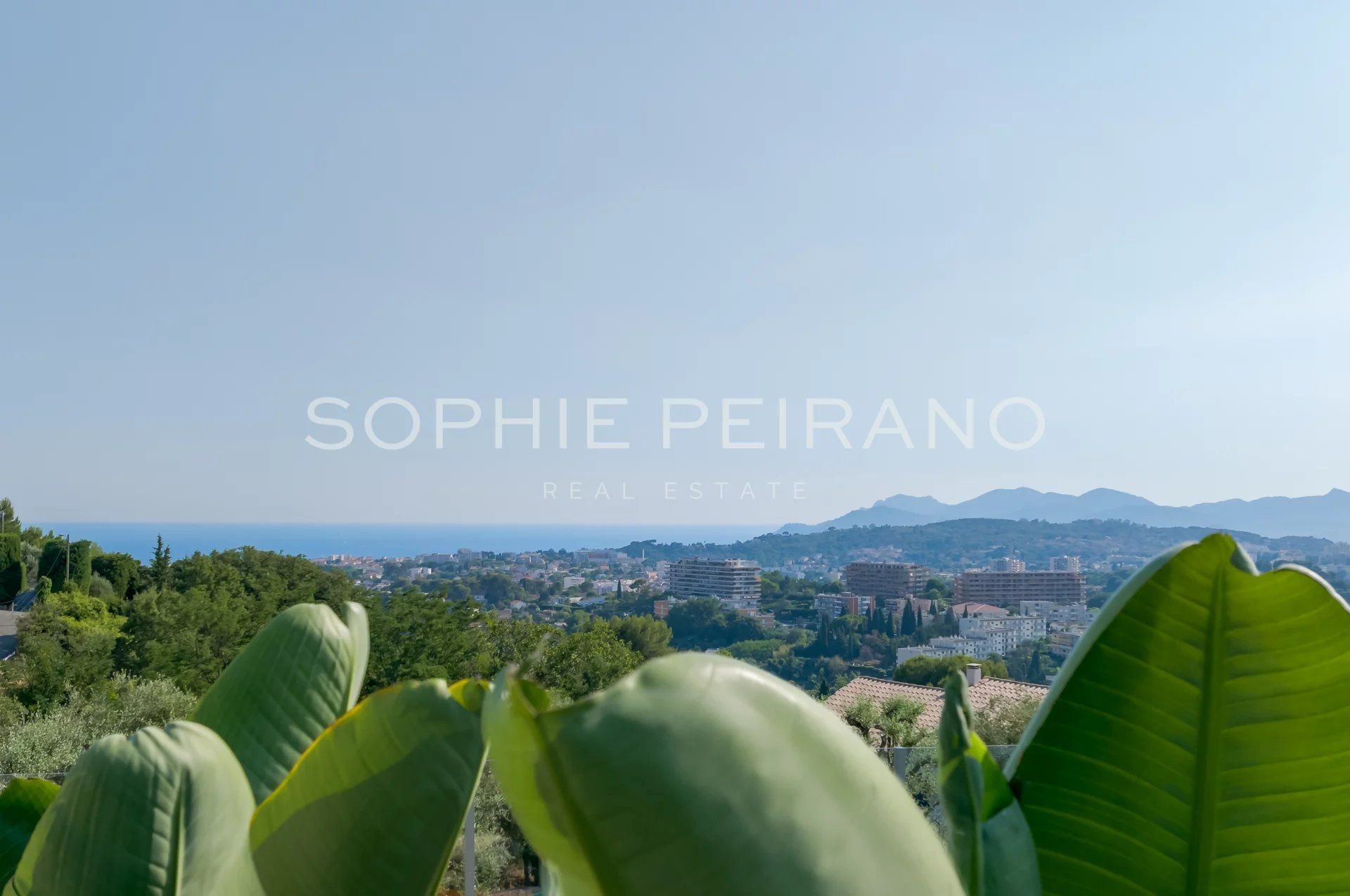 MOUGINS - VILLA AVEC VUE PANORAMIQUE