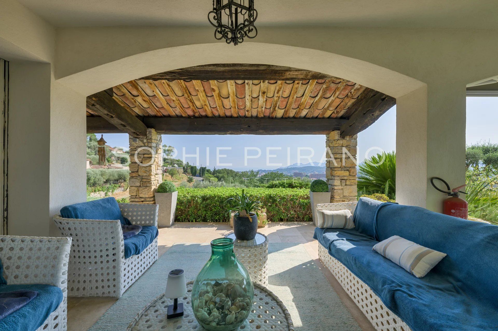 MOUGINS - VILLA AVEC VUE PANORAMIQUE