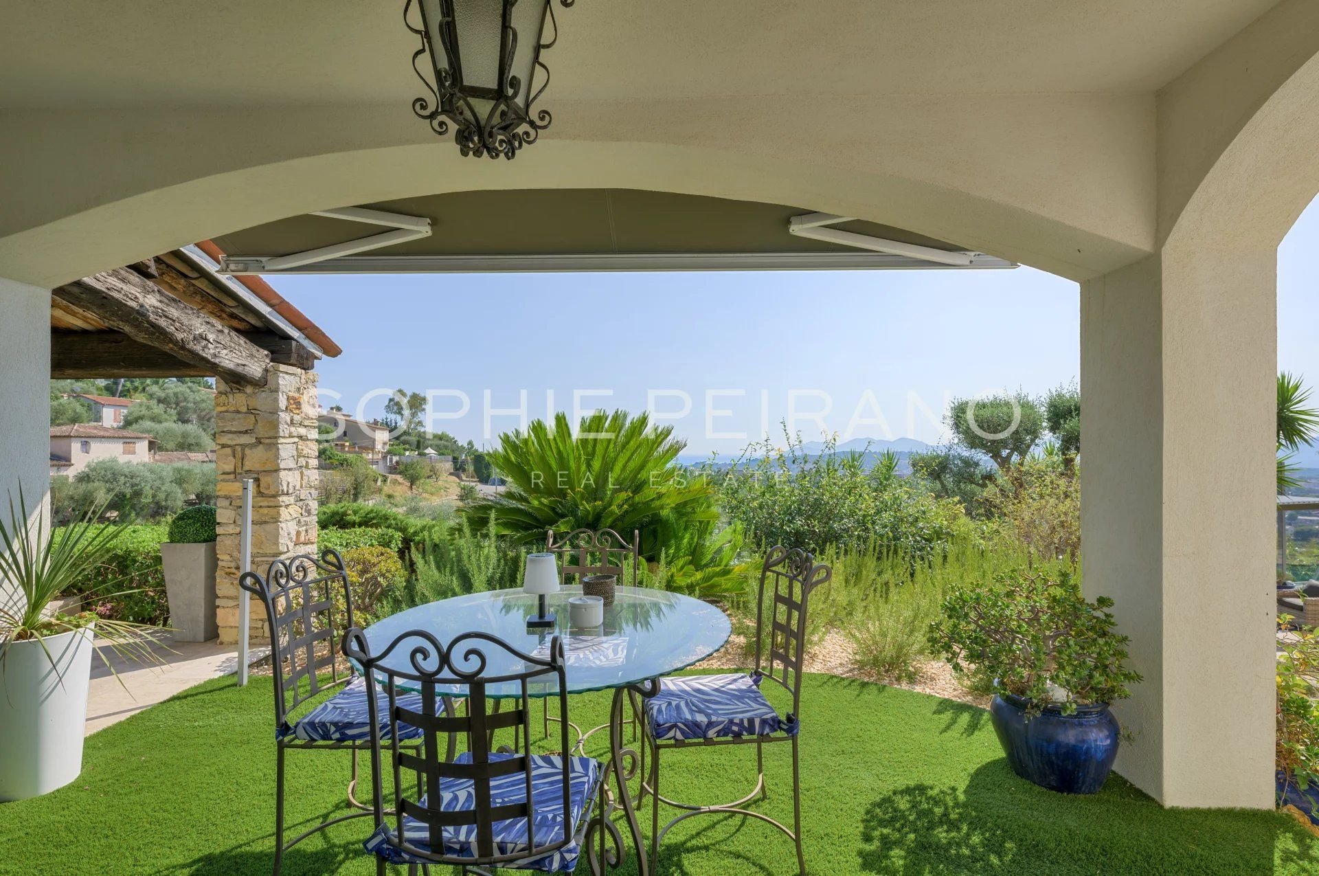 MOUGINS - VILLA AVEC VUE PANORAMIQUE