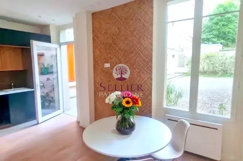 Paris 5e Port-Royal Val-de-Grâce 3 pièces – 41 m² – Rez-de-chaussée surélevé – – Rénové -Ensoleillé et au calme sur Cour arborée