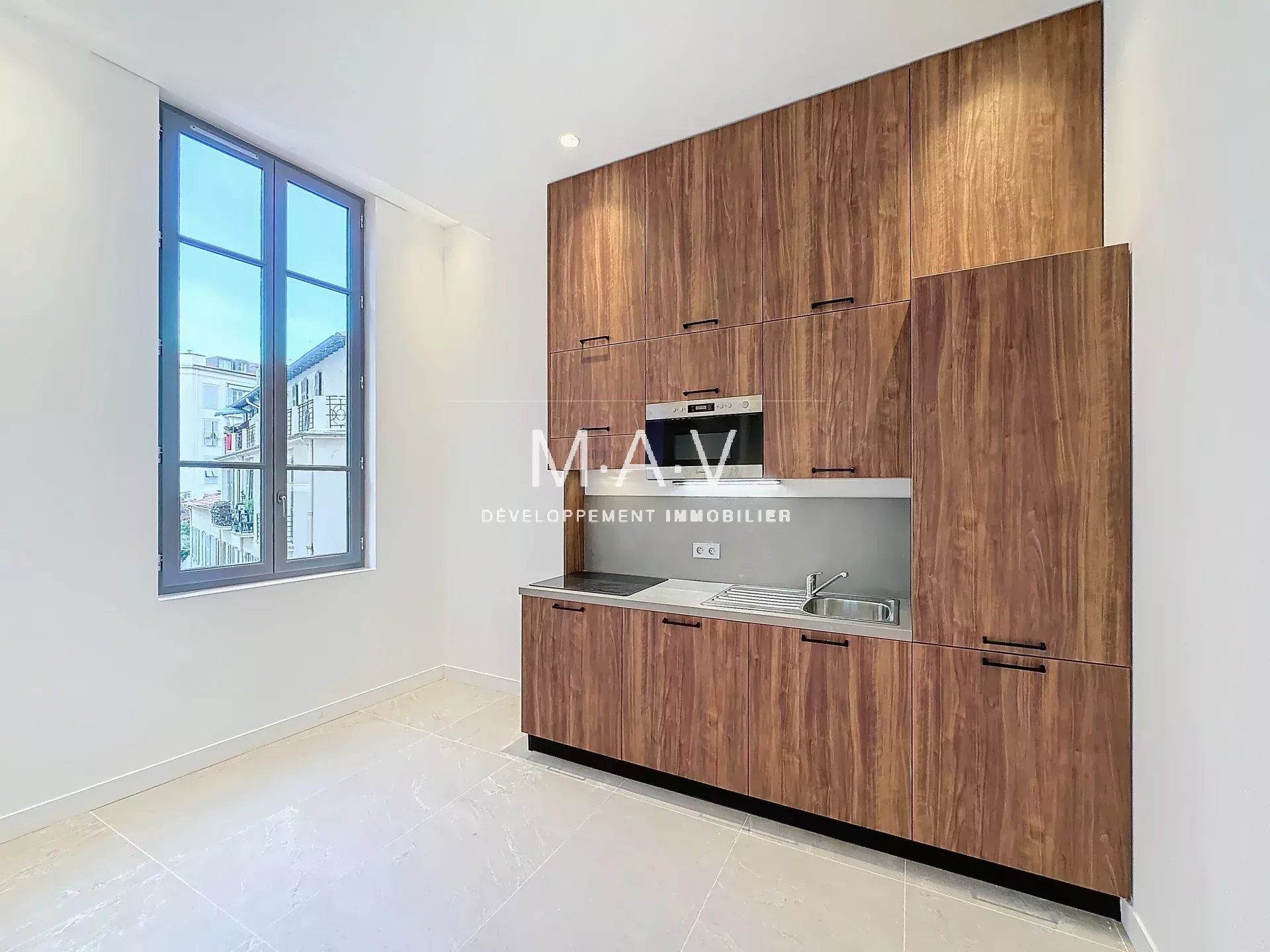 NICE/CARRÉ D'OR APPARTEMENT 3 PIÈCES RENOVÉ AVANT DERNIER ÉTAGE PROCHE MER