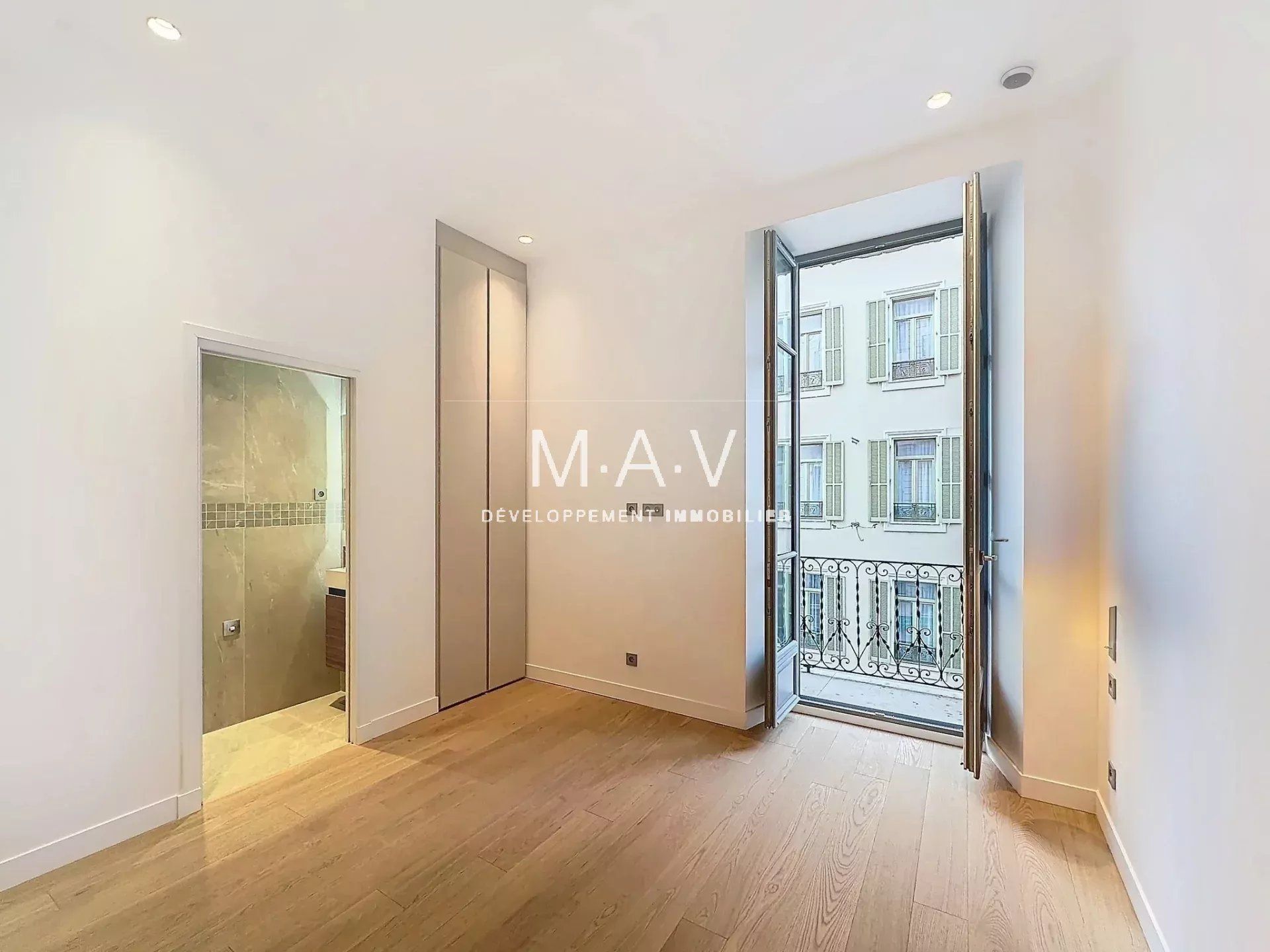 NICE/CARRÉ D'OR APPARTEMENT 3 PIÈCES RENOVÉ AVANT DERNIER ÉTAGE PROCHE MER