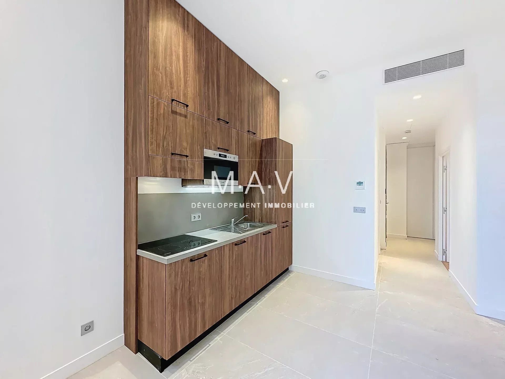 NICE/CARRÉ D'OR APPARTEMENT 3 PIÈCES RENOVÉ AVANT DERNIER ÉTAGE PROCHE MER