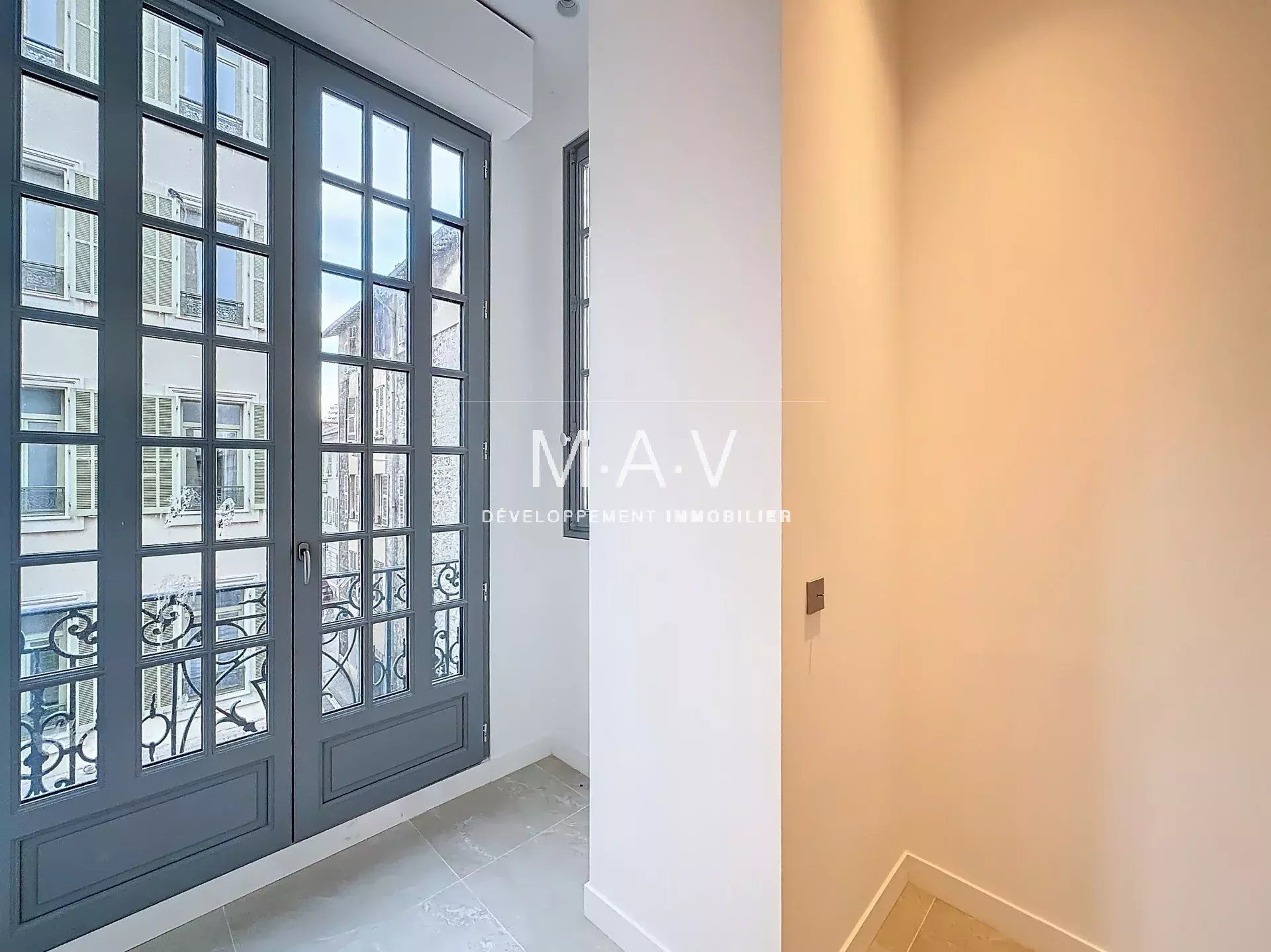 NICE/CARRÉ D'OR APPARTEMENT 3 PIÈCES RENOVÉ AVANT DERNIER ÉTAGE PROCHE MER