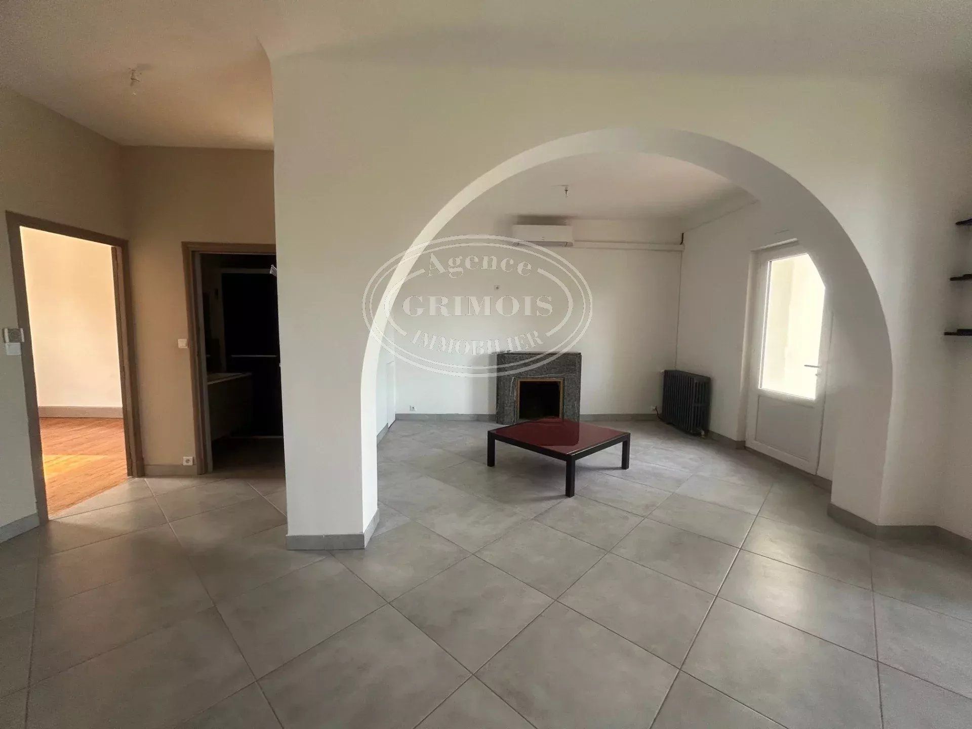 Maison 8 pièces de 217m² avec terrasse et garage de 170m²