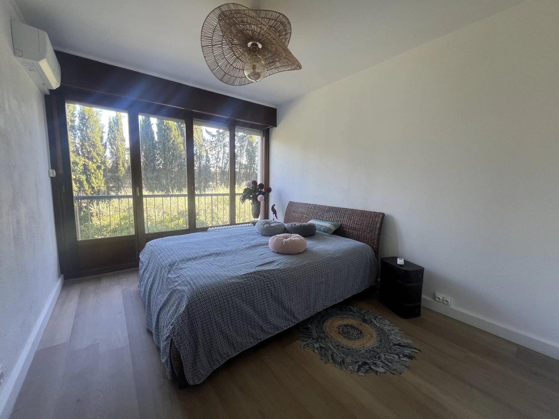 Nîmes, renovated 1-bedroom apartment, 1st floor with elevator, 56m², pool, laundry room and cellar