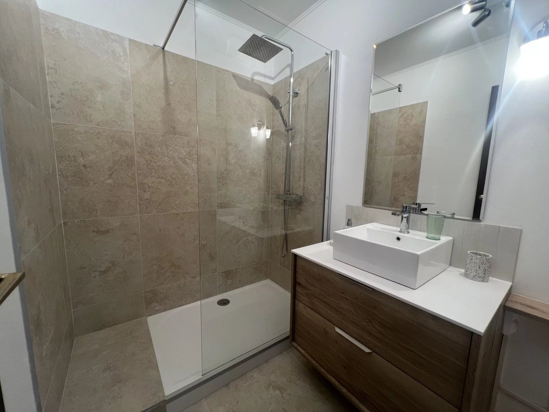 Nîmes, renovated 1-bedroom apartment, 1st floor with elevator, 56m², pool, laundry room and cellar