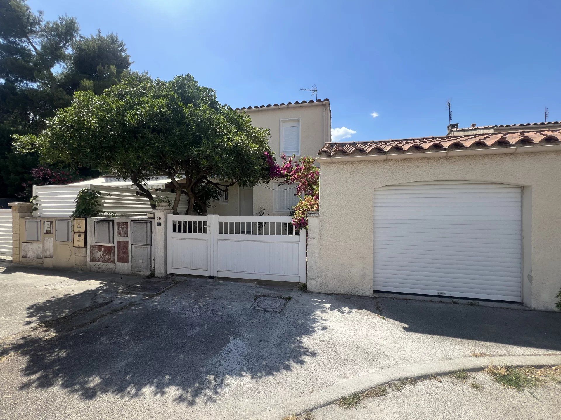 Nîmes, Mas Verdier district, semi-detached villa renovated on one side 75m² on 256m², 3 bedrooms and garage
