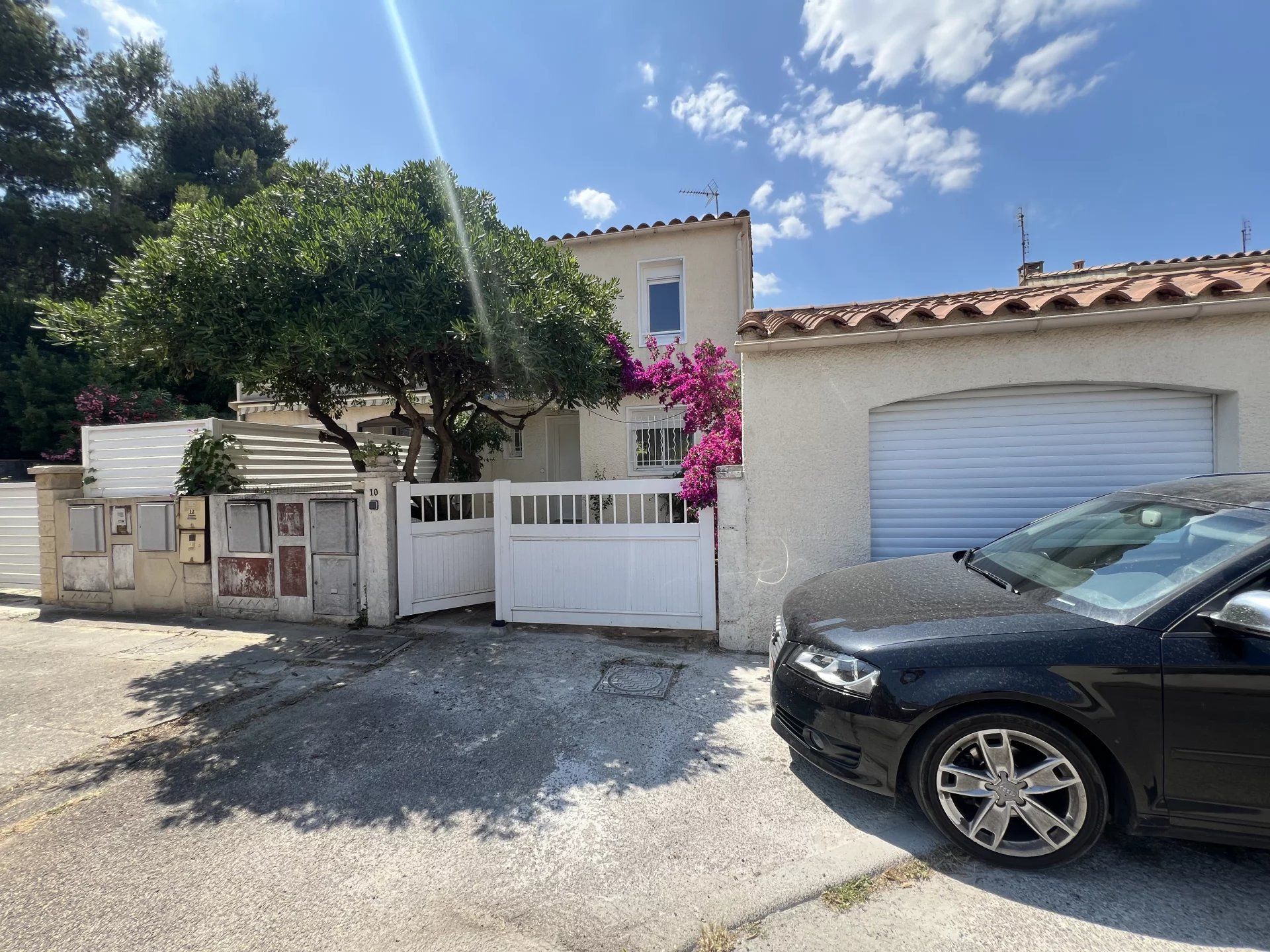 Nîmes, Mas Verdier district, semi-detached villa renovated on one side 75m² on 256m², 3 bedrooms and garage