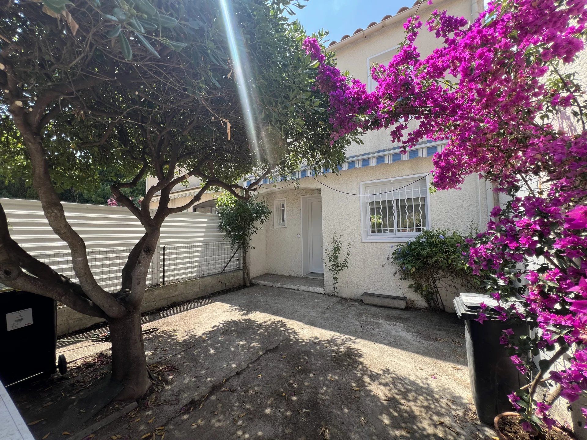 Nîmes, Mas Verdier district, semi-detached villa renovated on one side 75m² on 256m², 3 bedrooms and garage