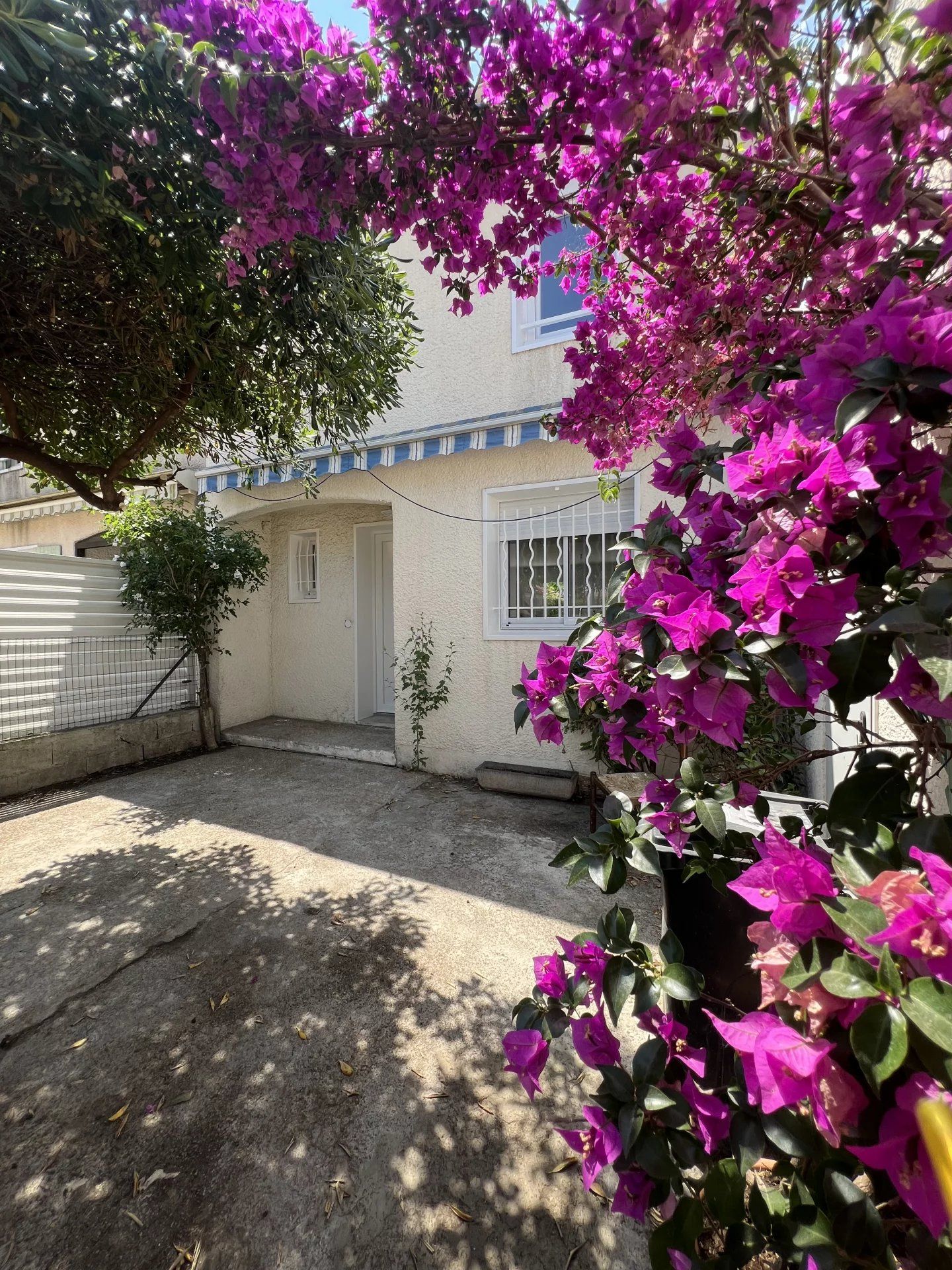 Nîmes, Mas Verdier district, semi-detached villa renovated on one side 75m² on 256m², 3 bedrooms and garage