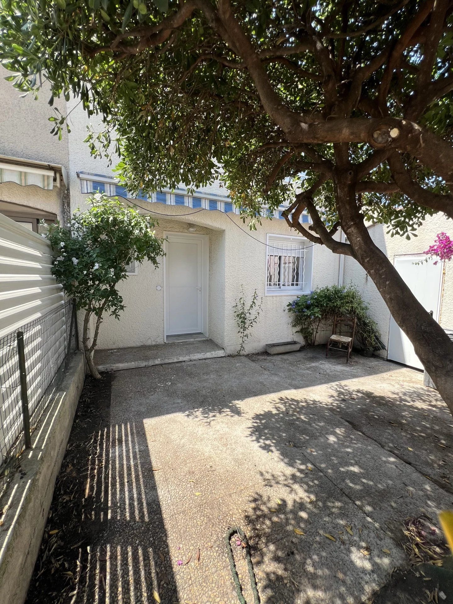 Nîmes, Mas Verdier district, semi-detached villa renovated on one side 75m² on 256m², 3 bedrooms and garage