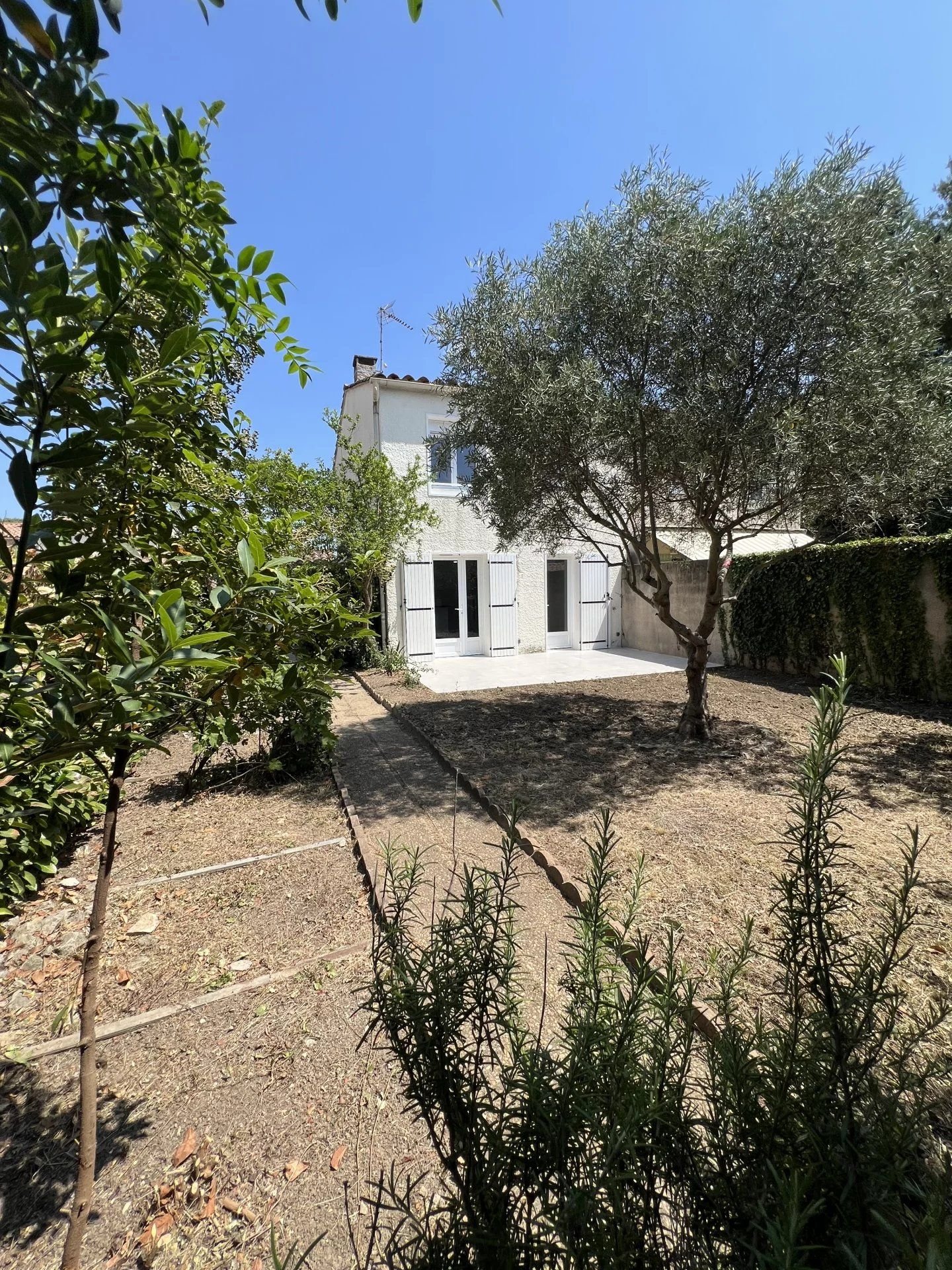 Nîmes, Mas Verdier district, semi-detached villa renovated on one side 75m² on 256m², 3 bedrooms and garage