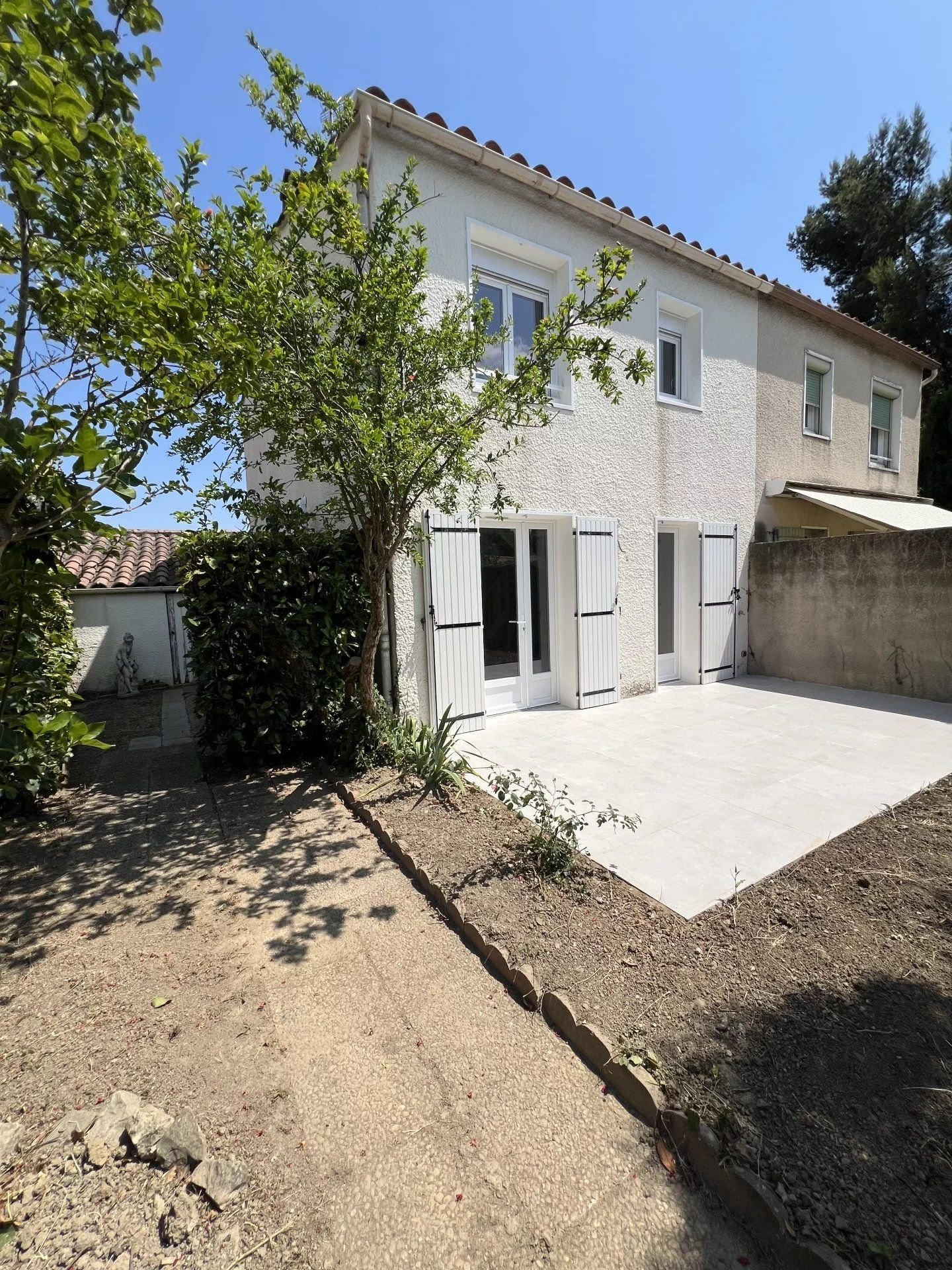 Nîmes, Mas Verdier district, semi-detached villa renovated on one side 75m² on 256m², 3 bedrooms and garage
