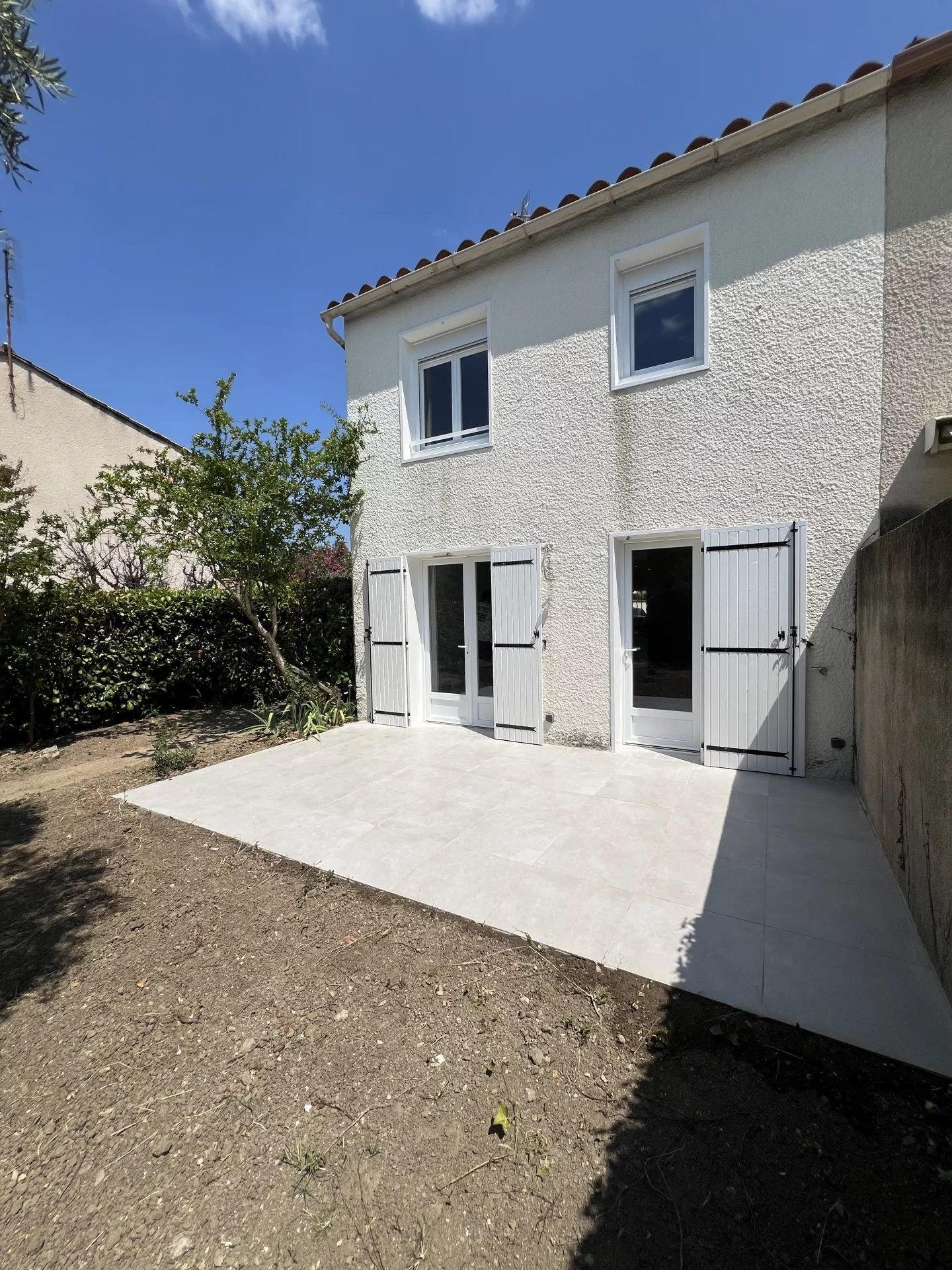 Nîmes, Mas Verdier district, semi-detached villa renovated on one side 75m² on 256m², 3 bedrooms and garage