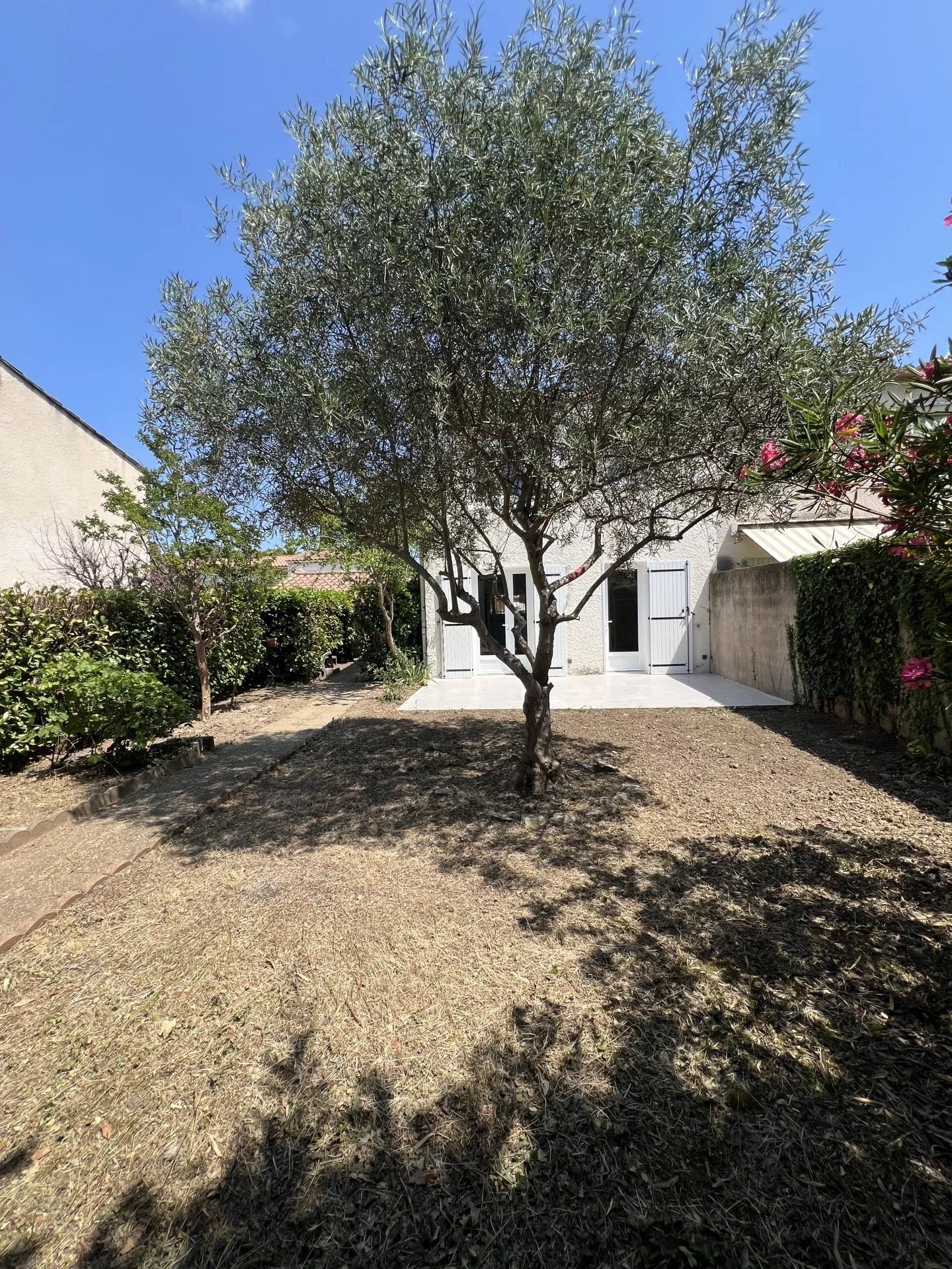 Nîmes, Mas Verdier district, semi-detached villa renovated on one side 75m² on 256m², 3 bedrooms and garage