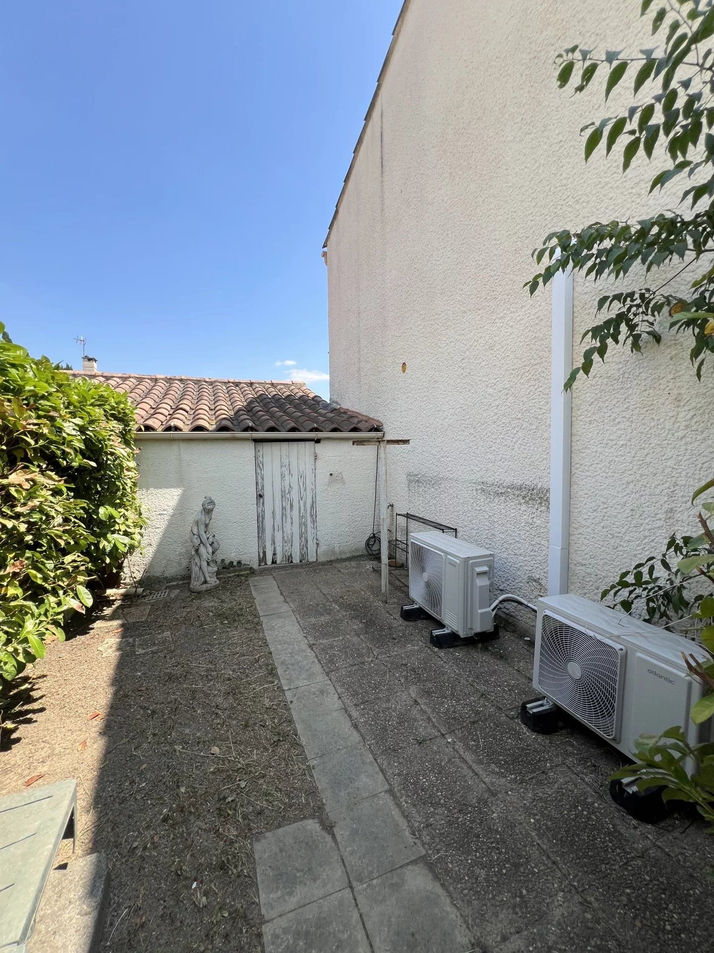 Nîmes, Mas Verdier district, semi-detached villa renovated on one side 75m² on 256m², 3 bedrooms and garage