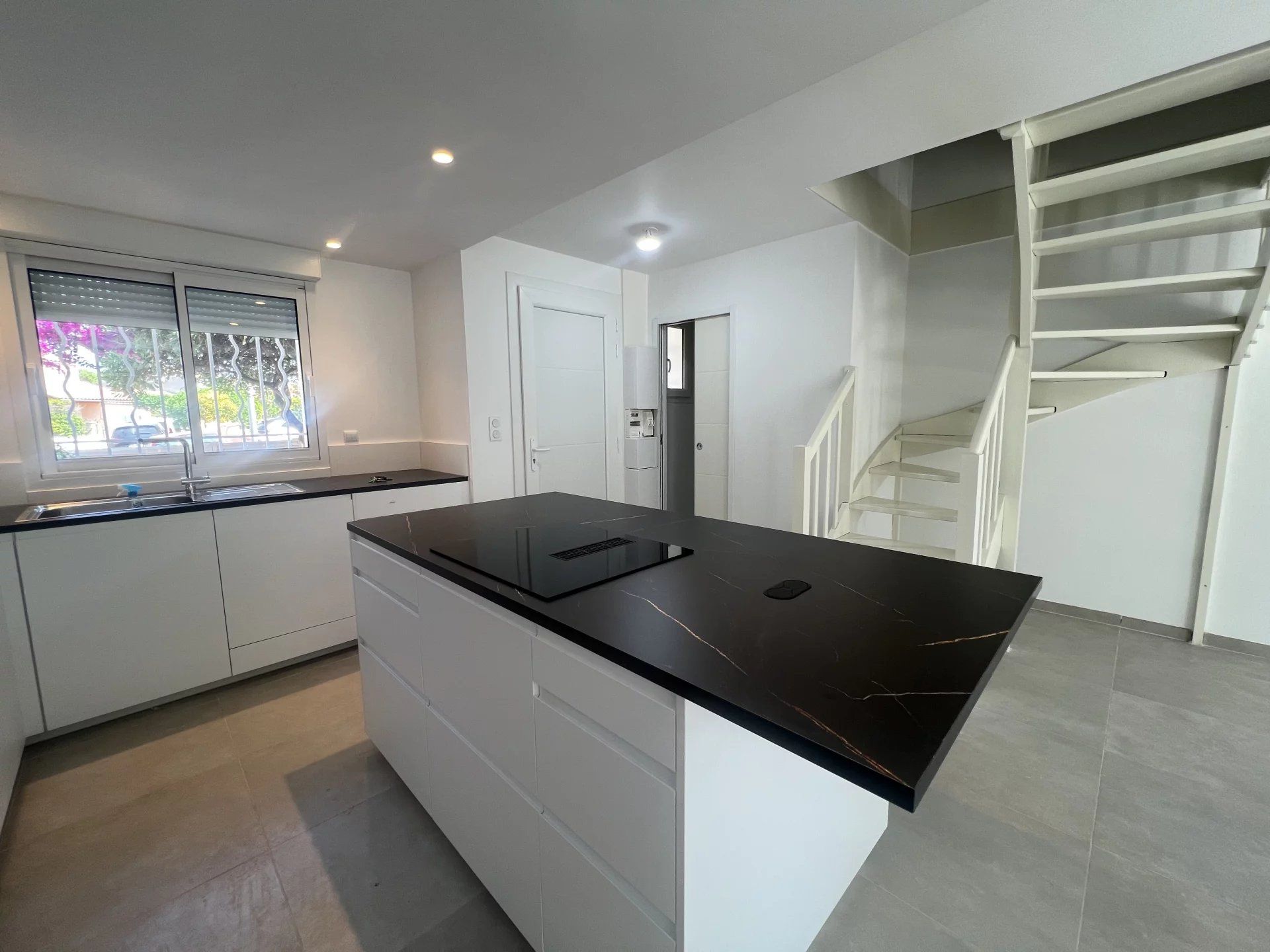 Nîmes, Mas Verdier district, semi-detached villa renovated on one side 75m² on 256m², 3 bedrooms and garage