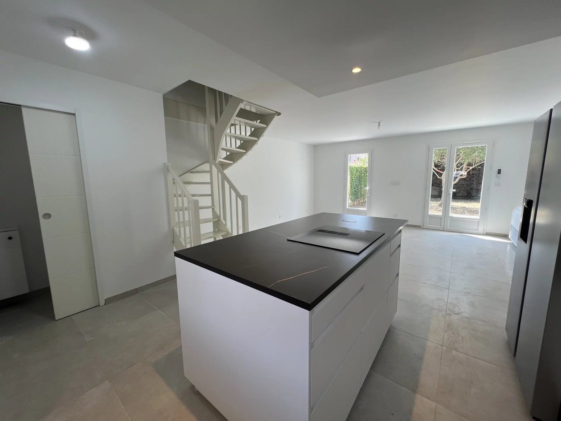 Nîmes, Mas Verdier district, semi-detached villa renovated on one side 75m² on 256m², 3 bedrooms and garage