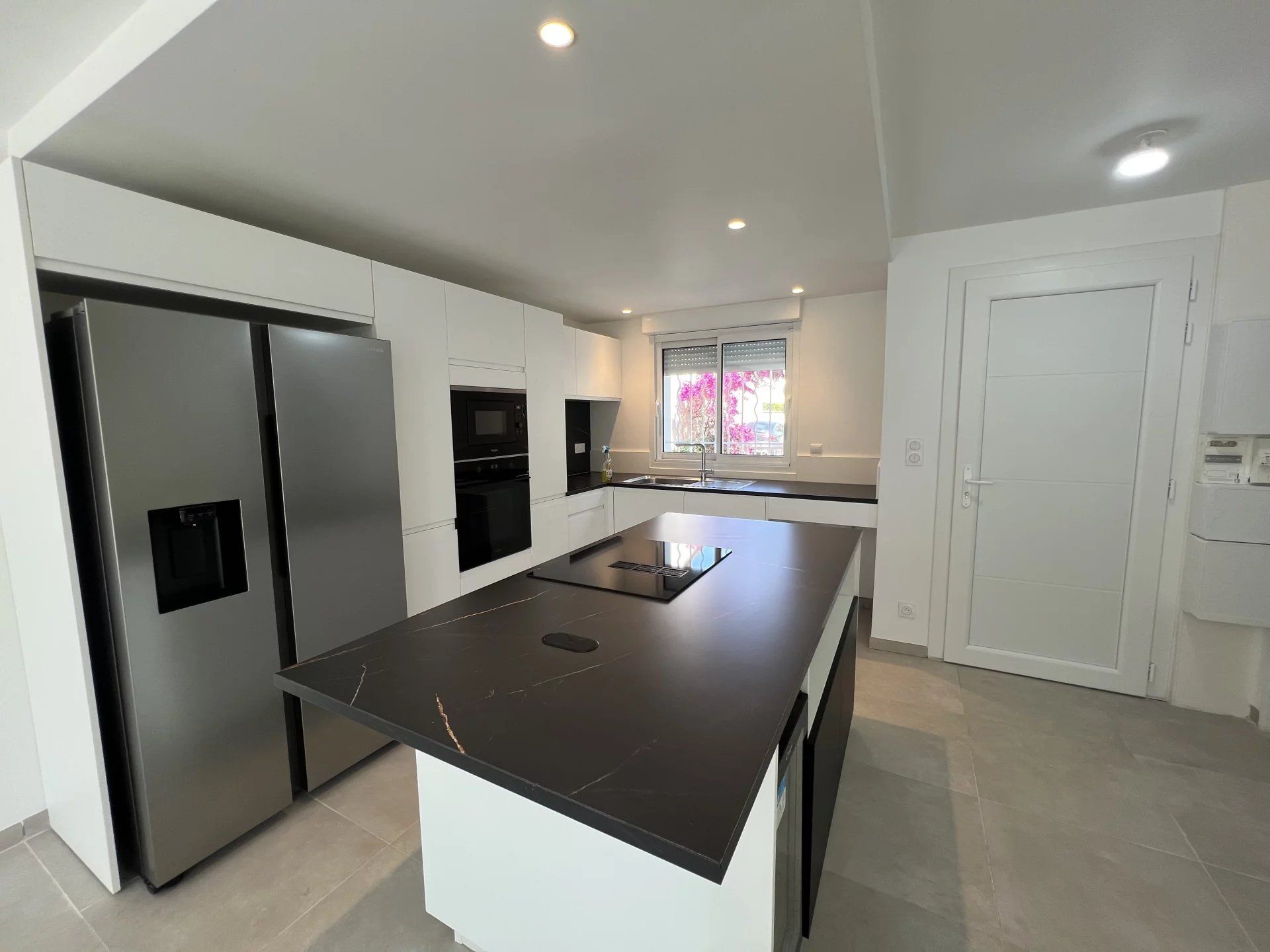 Nîmes, Mas Verdier district, semi-detached villa renovated on one side 75m² on 256m², 3 bedrooms and garage