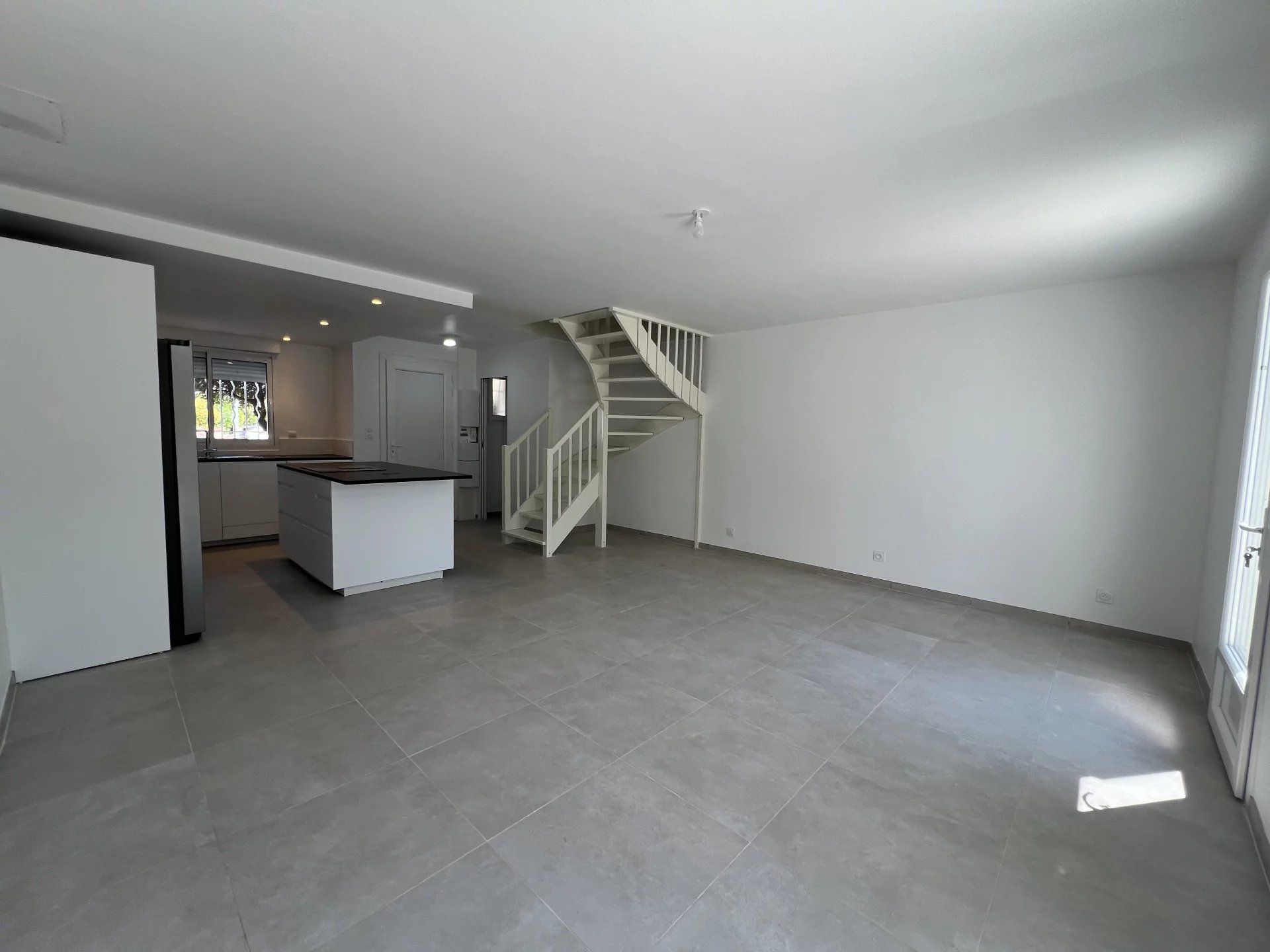 Nîmes, Mas Verdier district, semi-detached villa renovated on one side 75m² on 256m², 3 bedrooms and garage