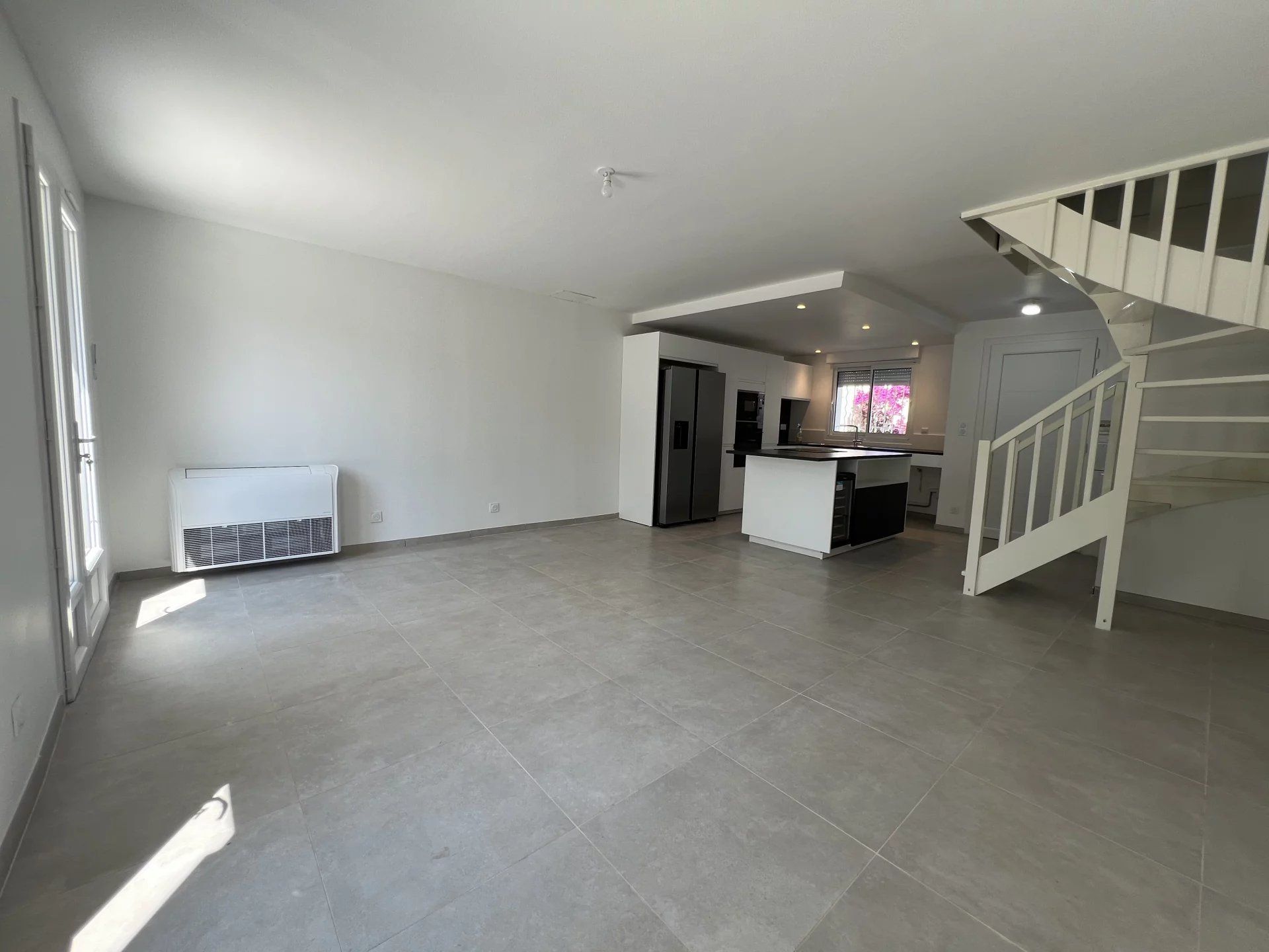 Nîmes, Mas Verdier district, semi-detached villa renovated on one side 75m² on 256m², 3 bedrooms and garage