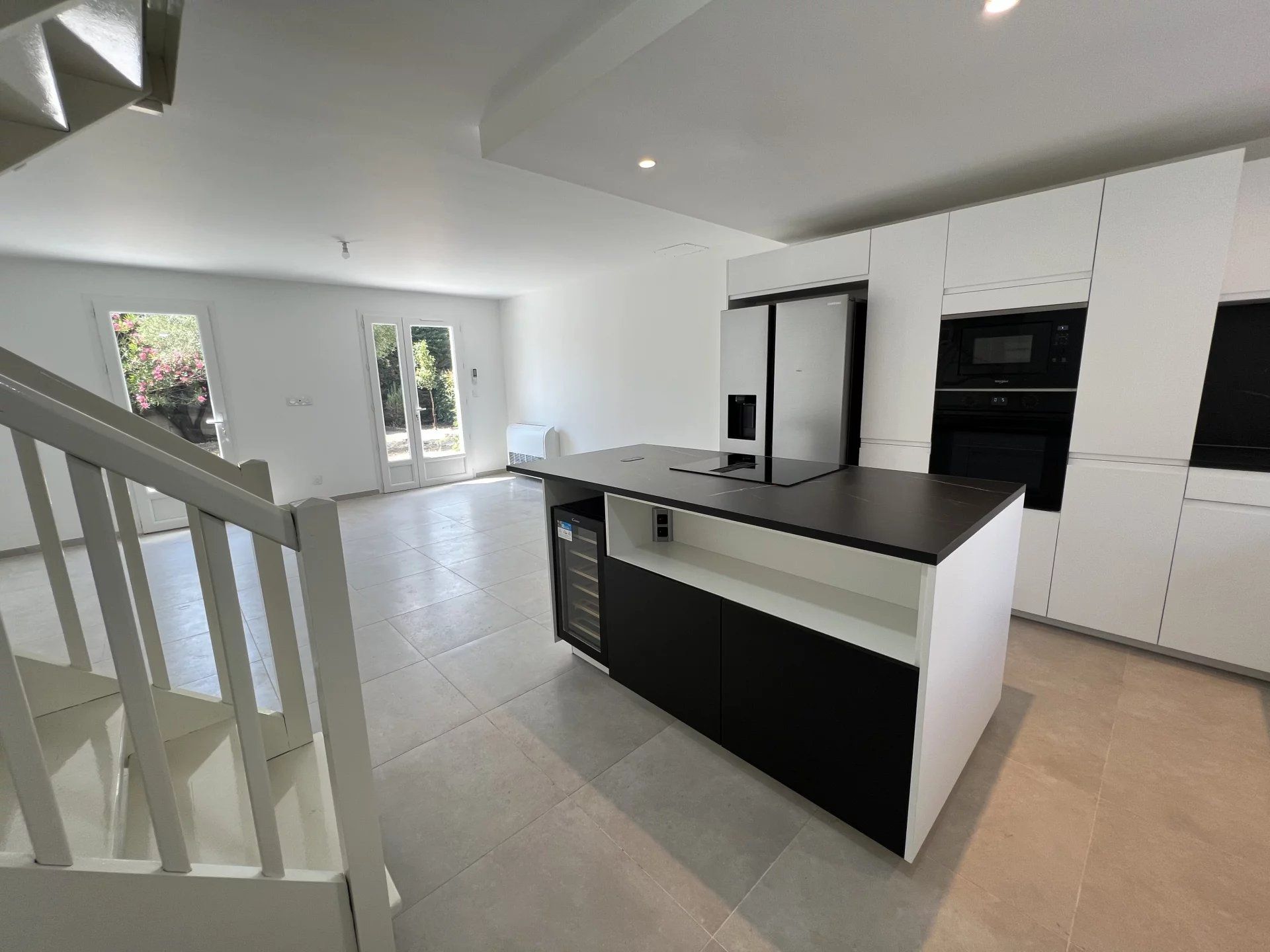 Nîmes, Mas Verdier district, semi-detached villa renovated on one side 75m² on 256m², 3 bedrooms and garage