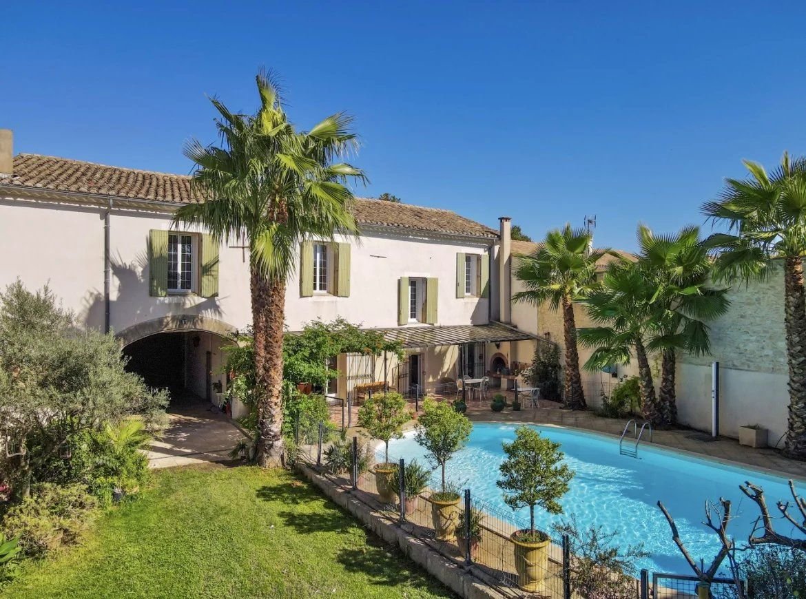 Uchaud, maison vigneronne 6chs de 300m²  et 300m² de remise sur 1800m² terrain