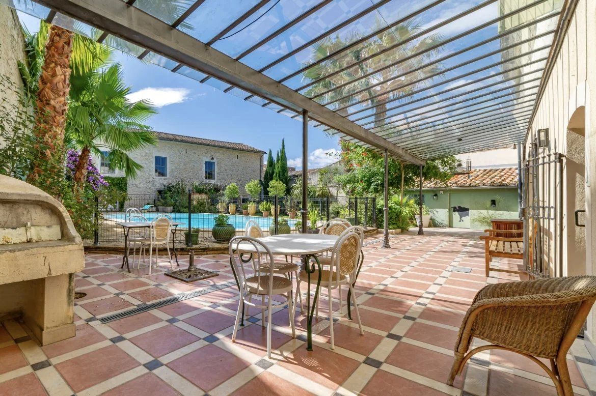 Uchaud, maison vigneronne 6chs de 300m²  et 300m² de remise sur 1800m² terrain