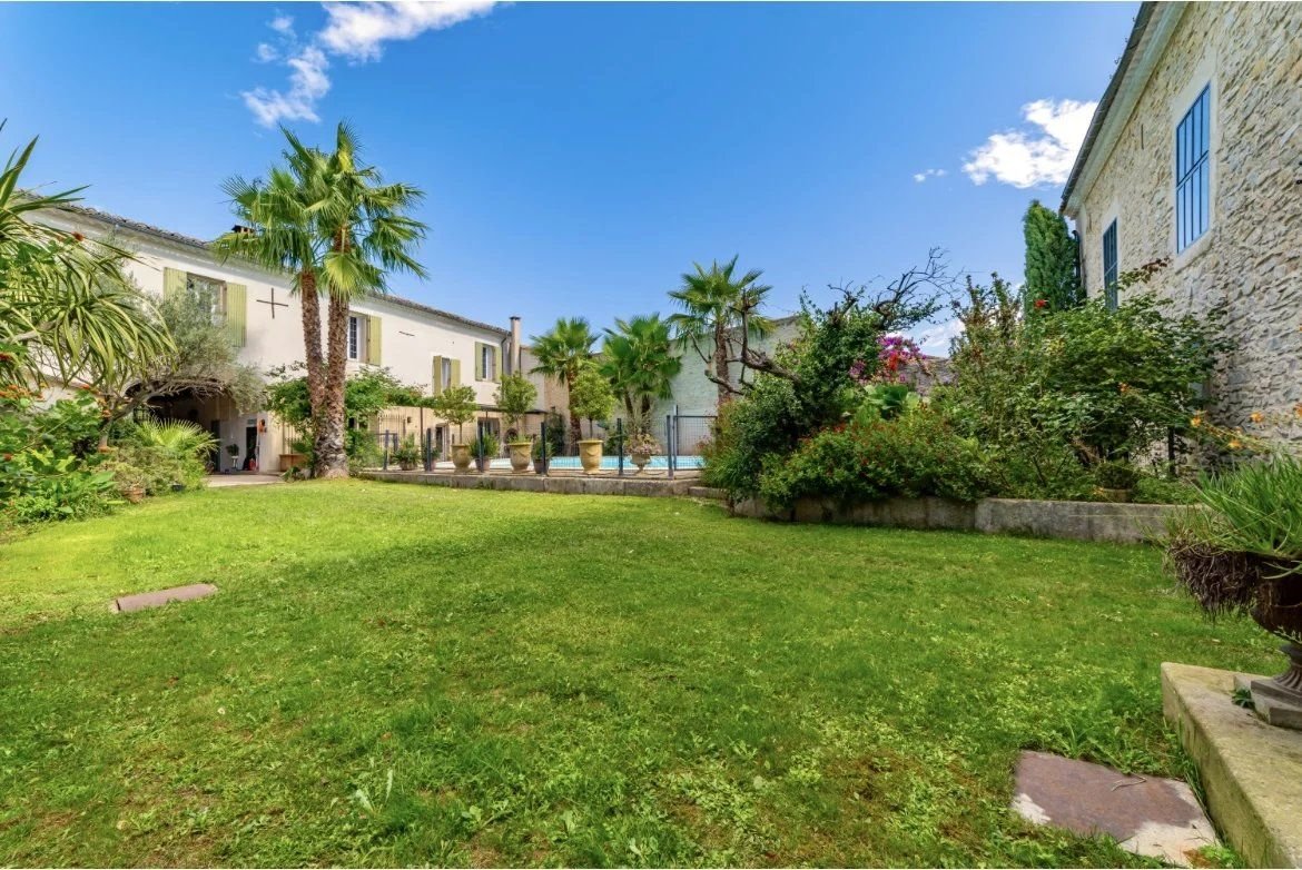 Uchaud, maison vigneronne 6chs de 300m²  et 300m² de remise sur 1800m² terrain