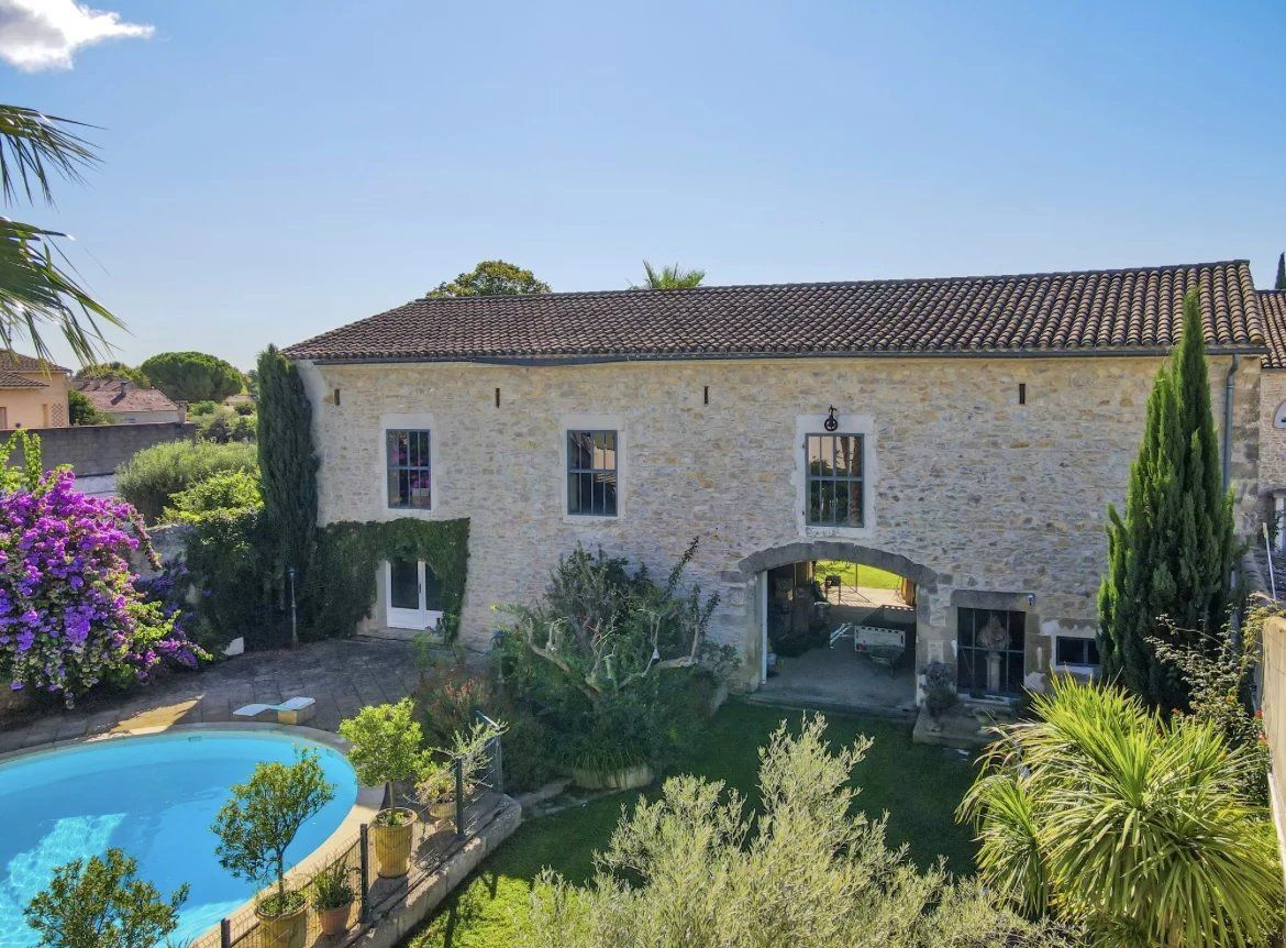 Uchaud, maison vigneronne 6chs de 300m²  et 300m² de remise sur 1800m² terrain