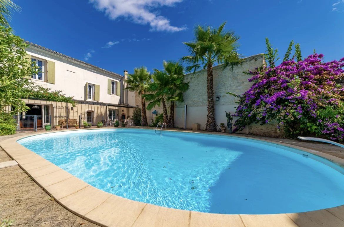Uchaud, maison vigneronne 6chs de 300m²  et 300m² de remise sur 1800m² terrain