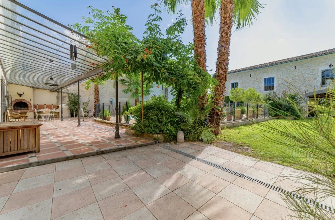 Uchaud, maison vigneronne 6chs de 300m²  et 300m² de remise sur 1800m² terrain