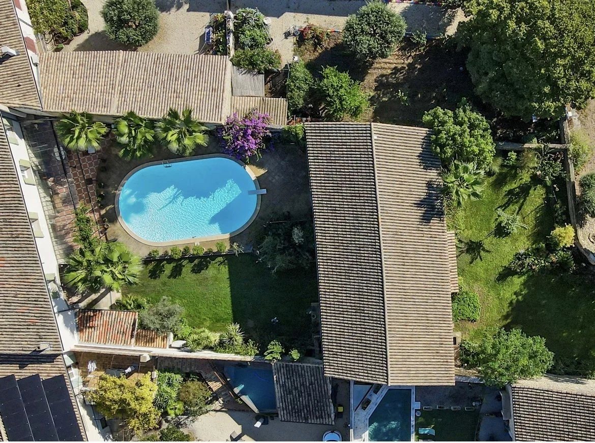 Uchaud, maison vigneronne 6chs de 300m²  et 300m² de remise sur 1800m² terrain